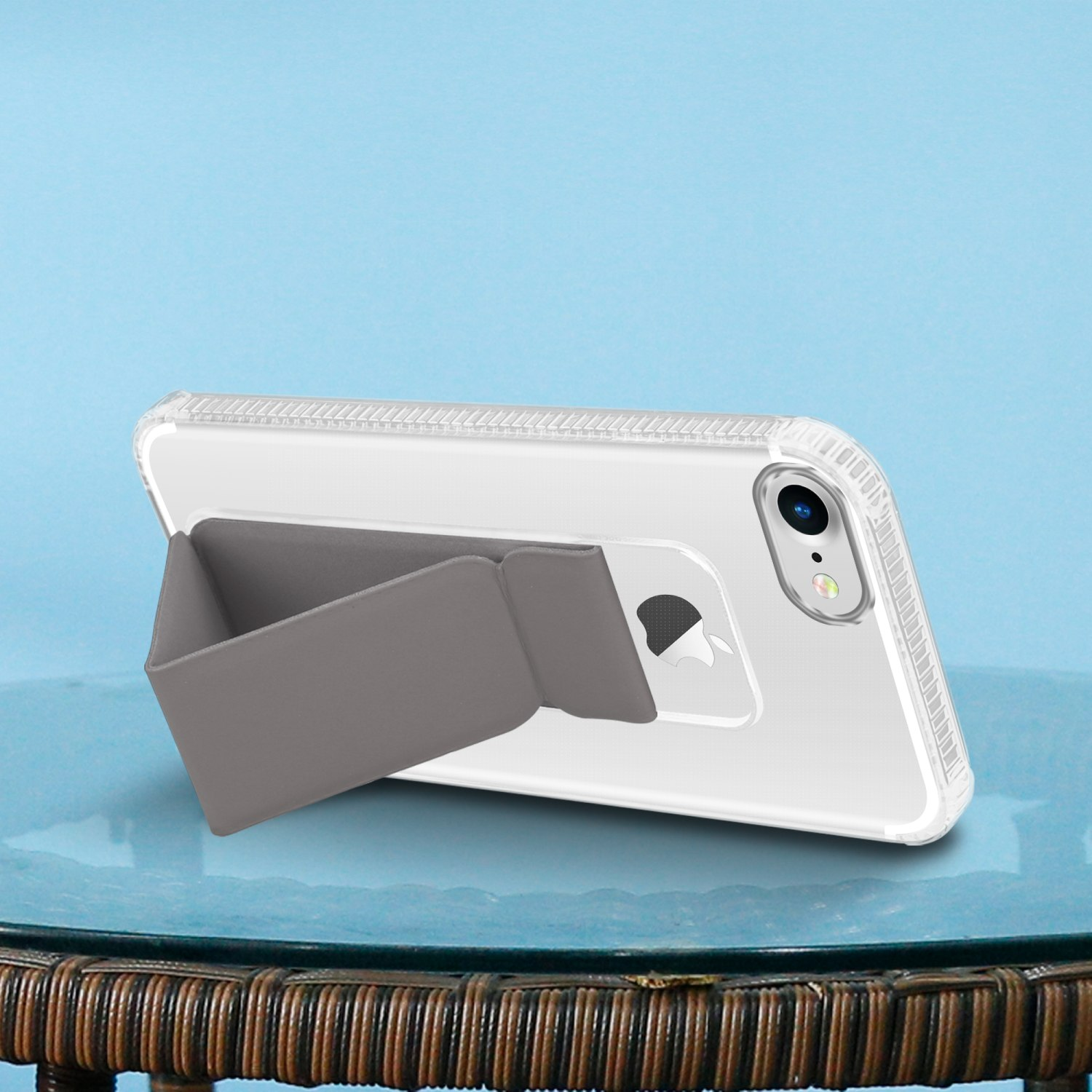 Transparente Handyhülle mit grauem Ständer auf blauem Hintergrund. Das Telefon ist geneigt.