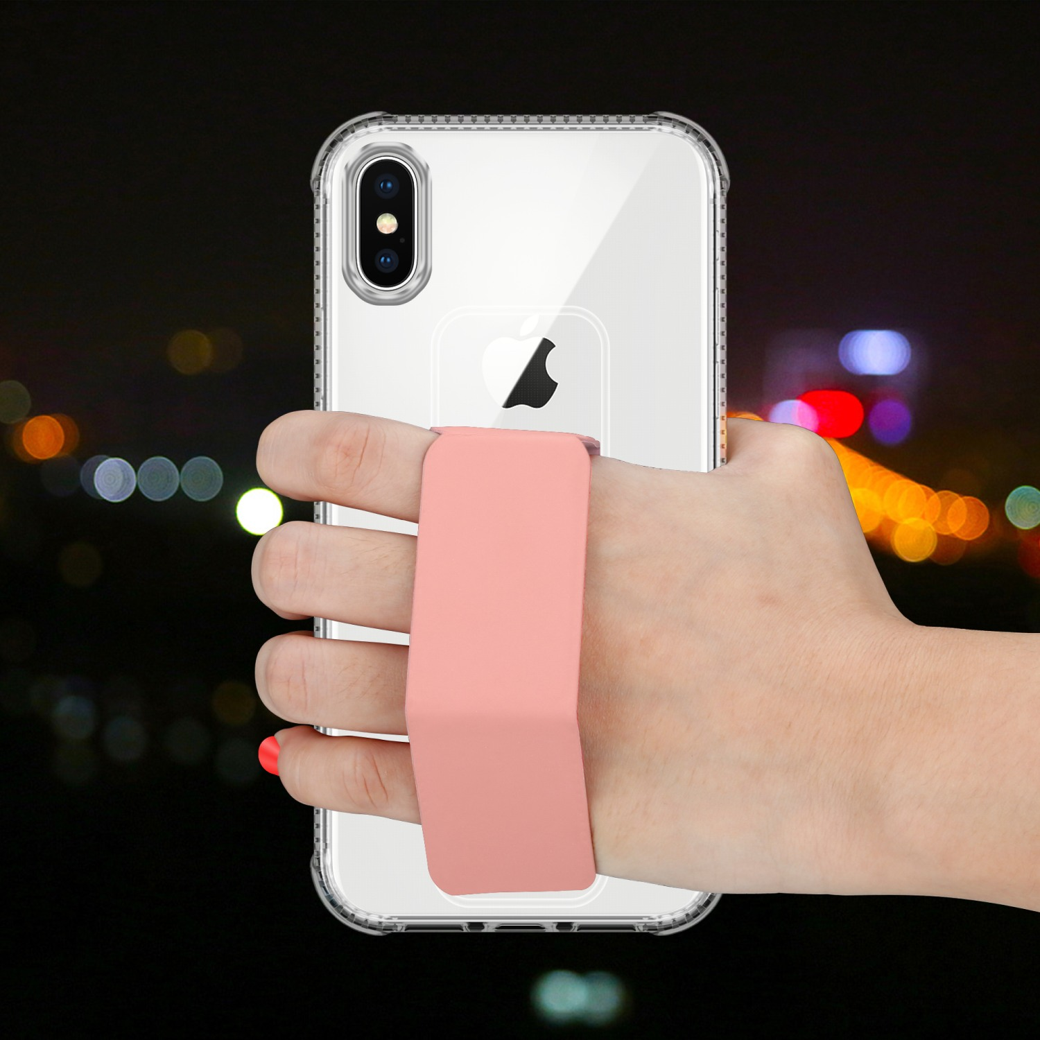Hand hält Telefon mit transparenter Hülle und pinkem Griff. Nacht-Hintergrund sichtbar.