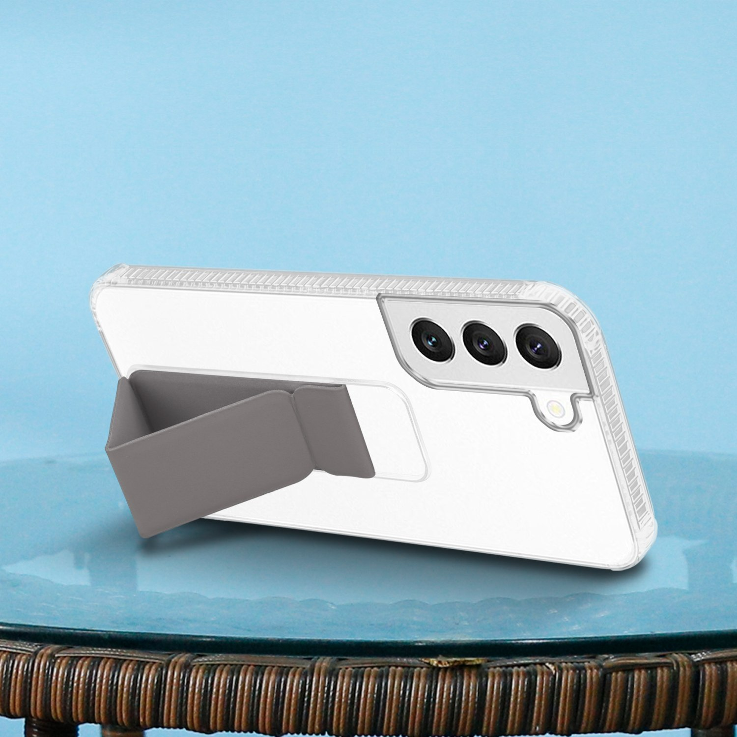 Ein weißes Telefon mit Ständer. Der Ständer ist grau, auf blauem Hintergrund.