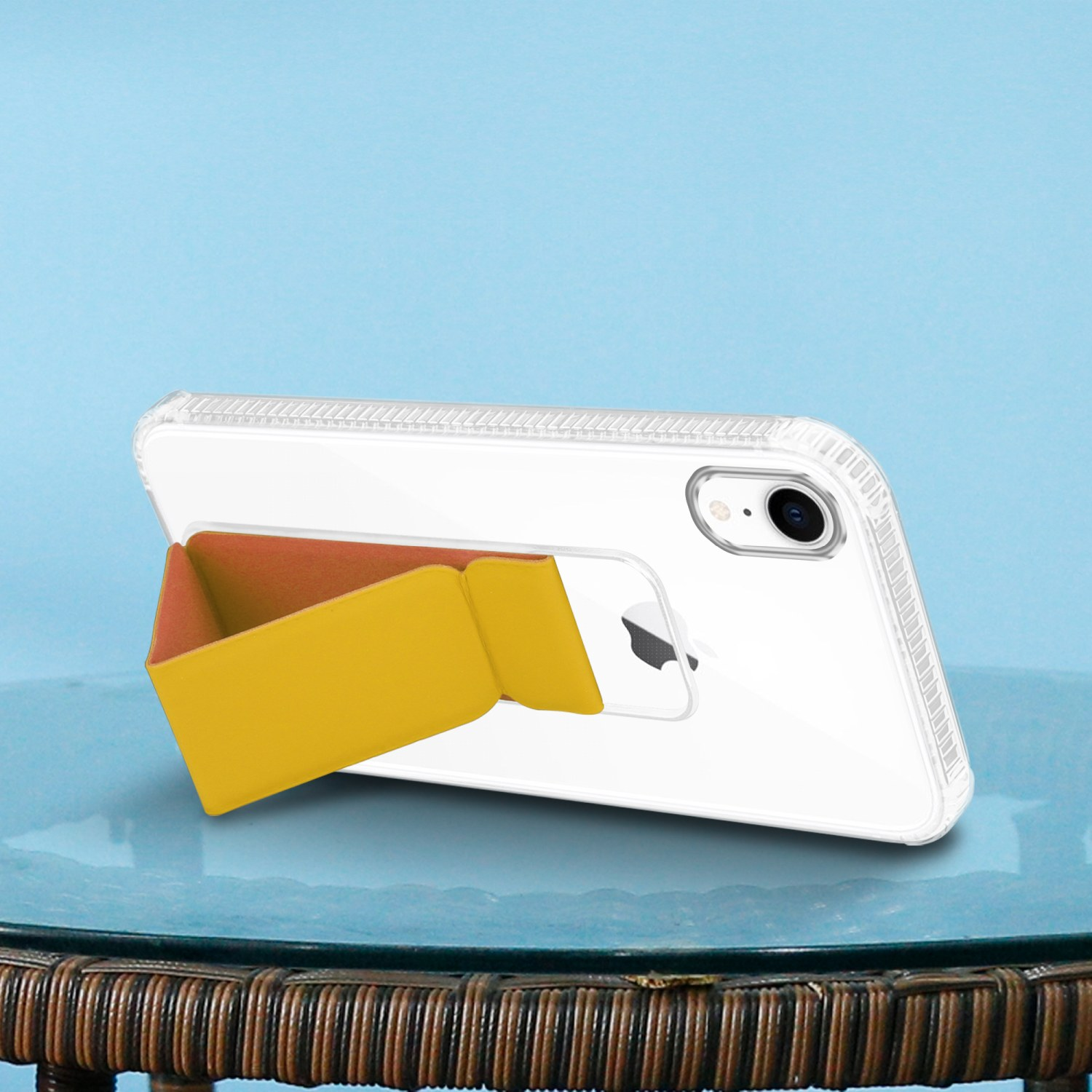 Eine Handyhülle mit einem Telefon darin. Das Telefon steht mit einer Ständerfunktion. Blauer Hintergrund.