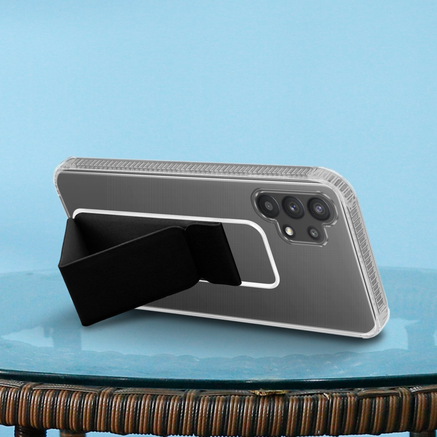 Transparente Handyhülle mit schwarzem Ständer. Telefon ist in der Hülle.