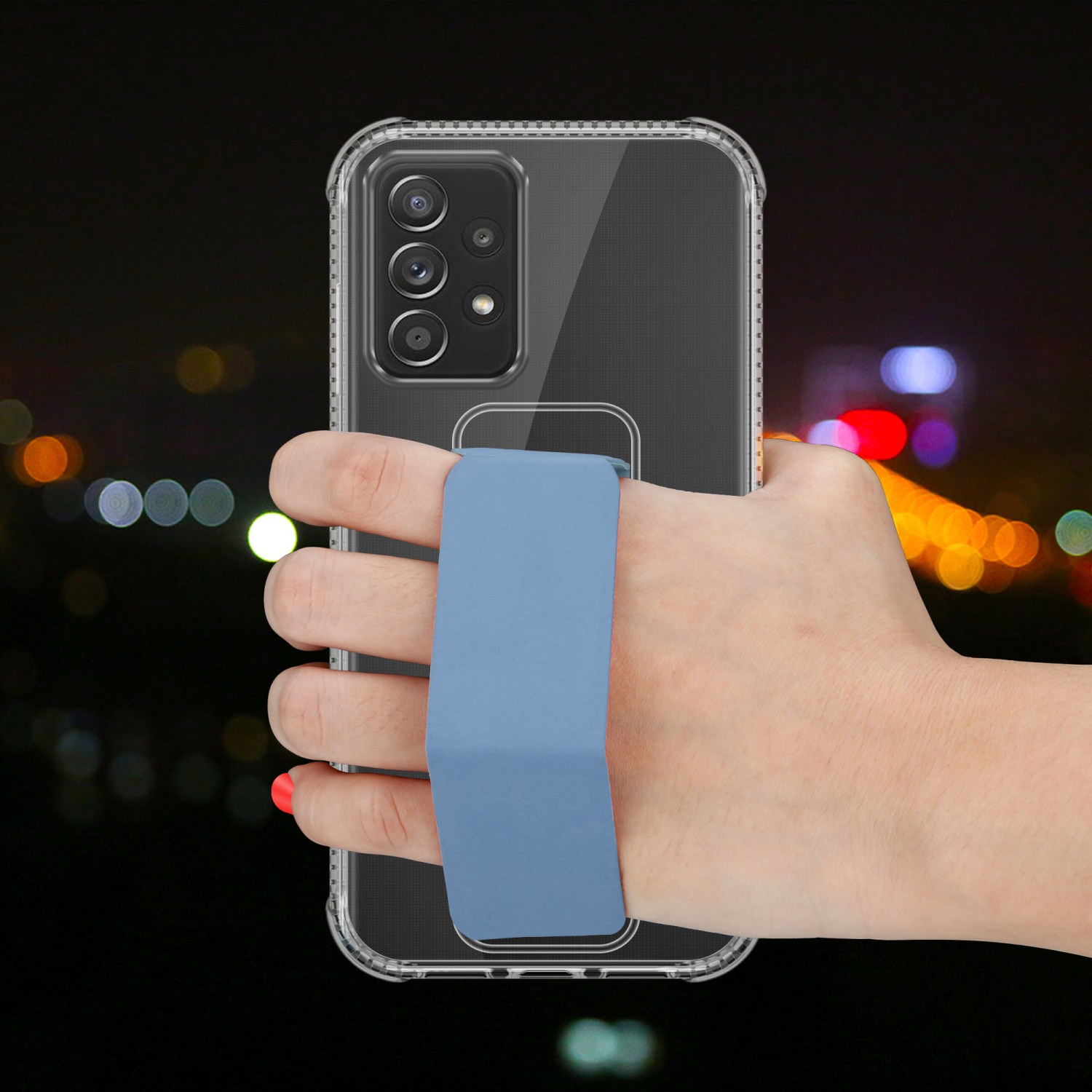 Hand hält transparente Handyhülle mit blauem Riemen, vor verschwommener Nachtszene.