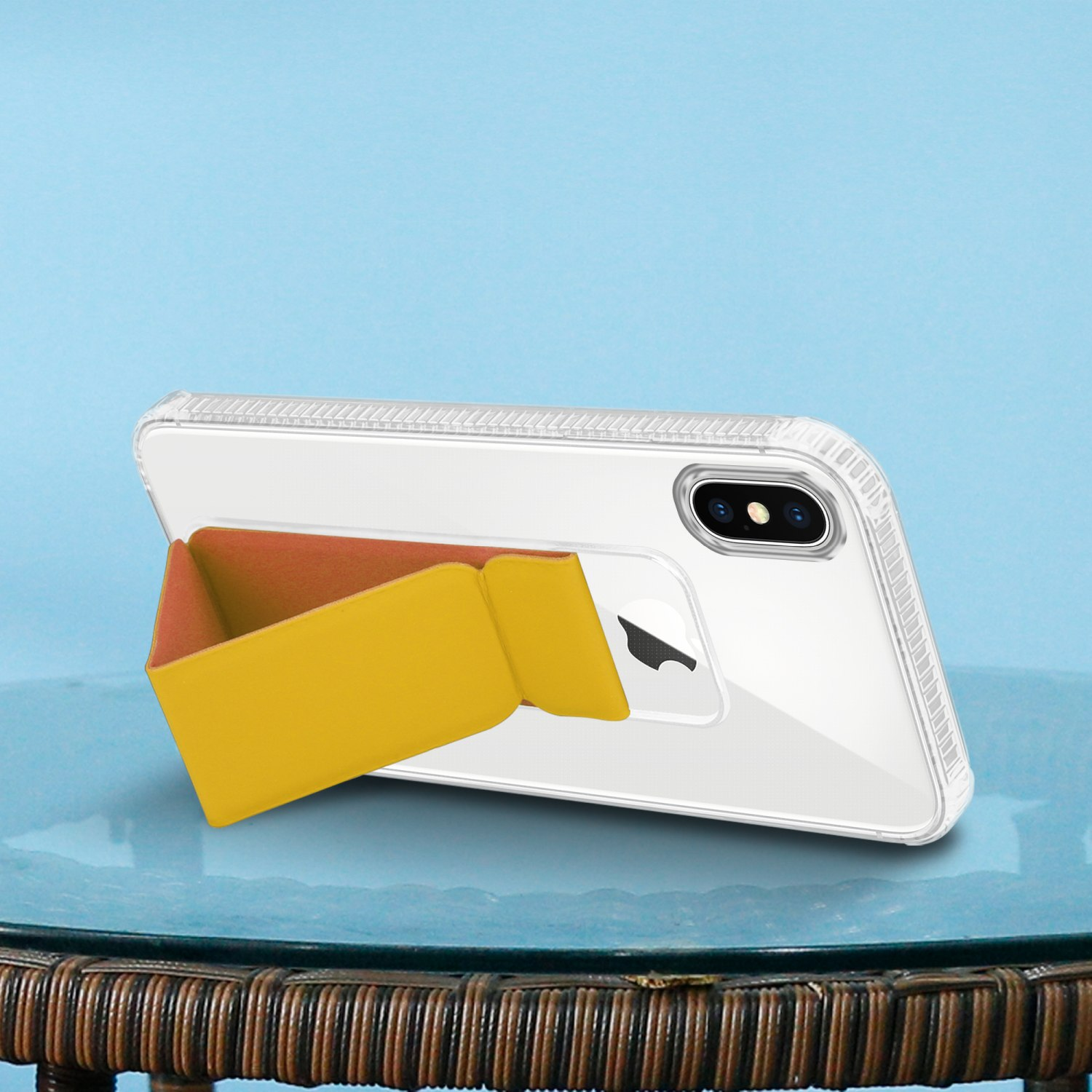 Transparente Handyhülle mit gelbem Ständer. Telefon auf blauem Hintergrund. Der Ständer ist orange.