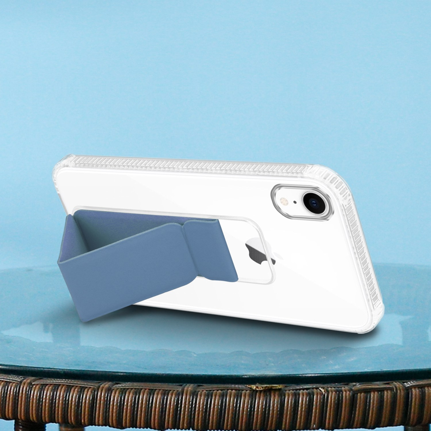 Eine Handyhülle mit einem Ständer. Das Telefon wird von einem blauen Ständer gehalten.