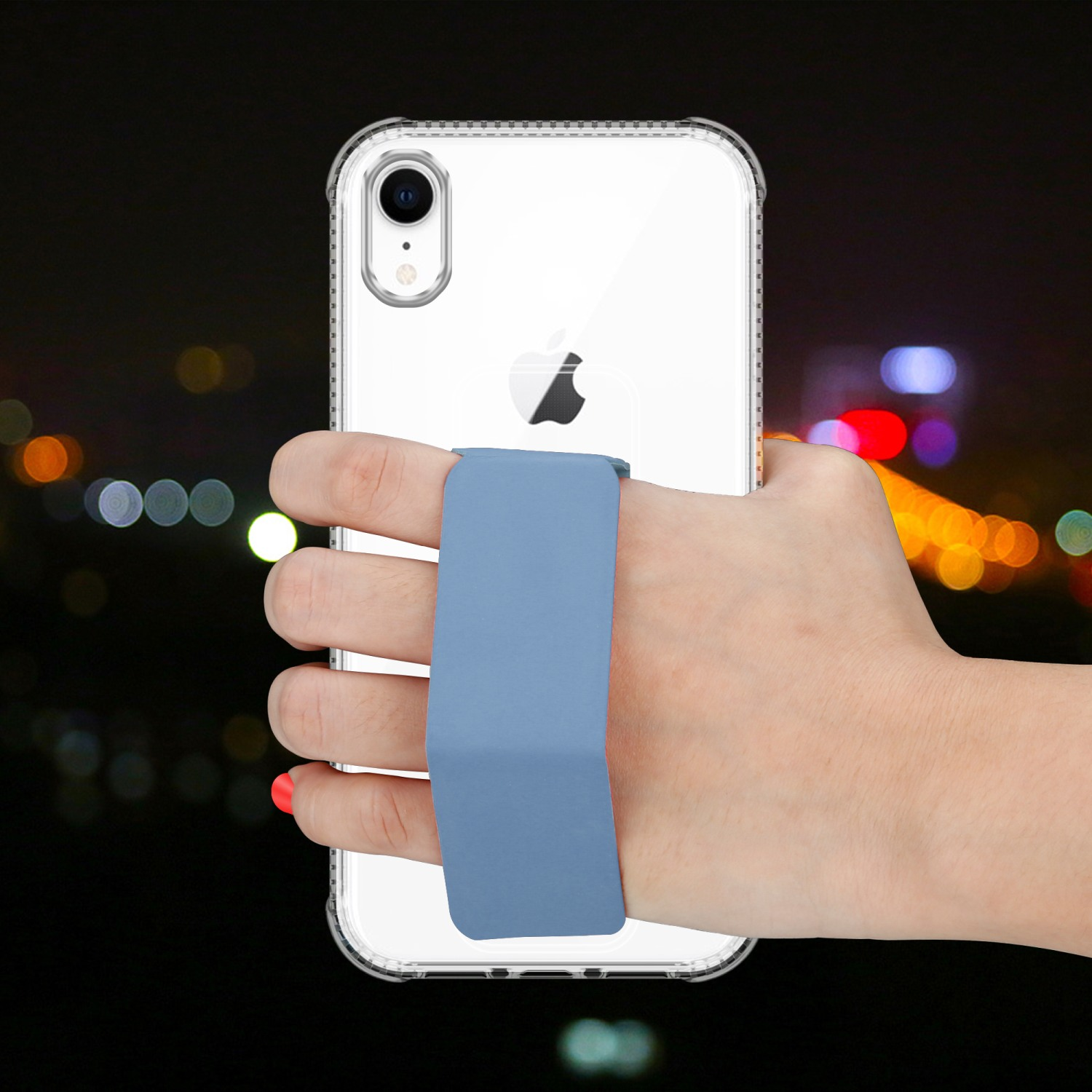 Eine Hand, die ein klares Telefon mit einem blauen Riemen hält. Der Hintergrund ist eine verschwommene Nachtszene.
