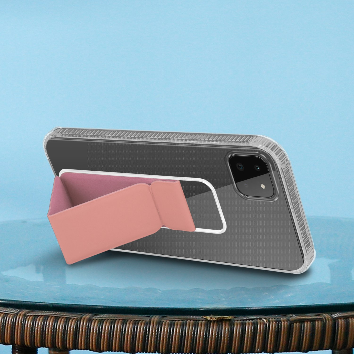 Eine transparente Hülle mit pinkfarbenem Ständer für ein Telefon, vor blauem Hintergrund.