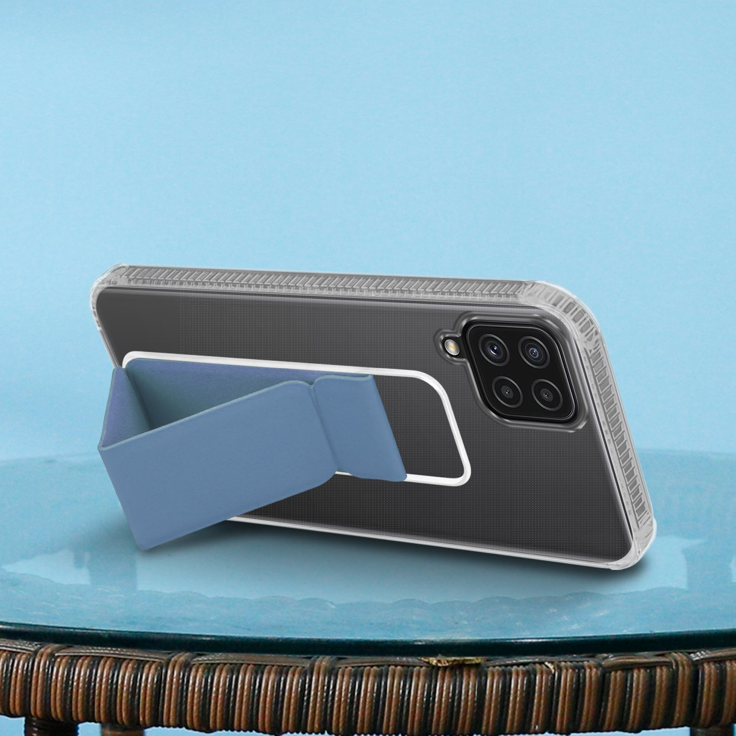 Ein Telefon in einer durchsichtigen Hülle mit einem blauen Ständer. Das Telefon ist nach oben abgewinkelt.