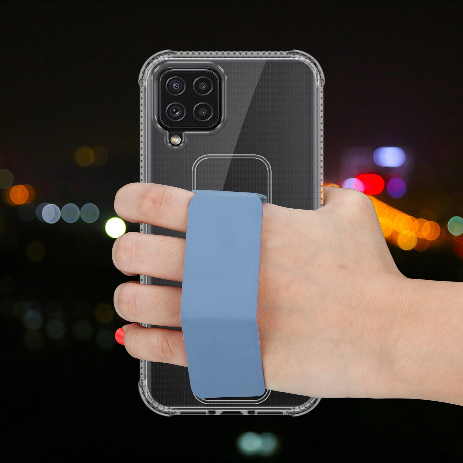 Hand, die ein Telefon mit hellblauem Riemen auf dunklem Hintergrund hält.