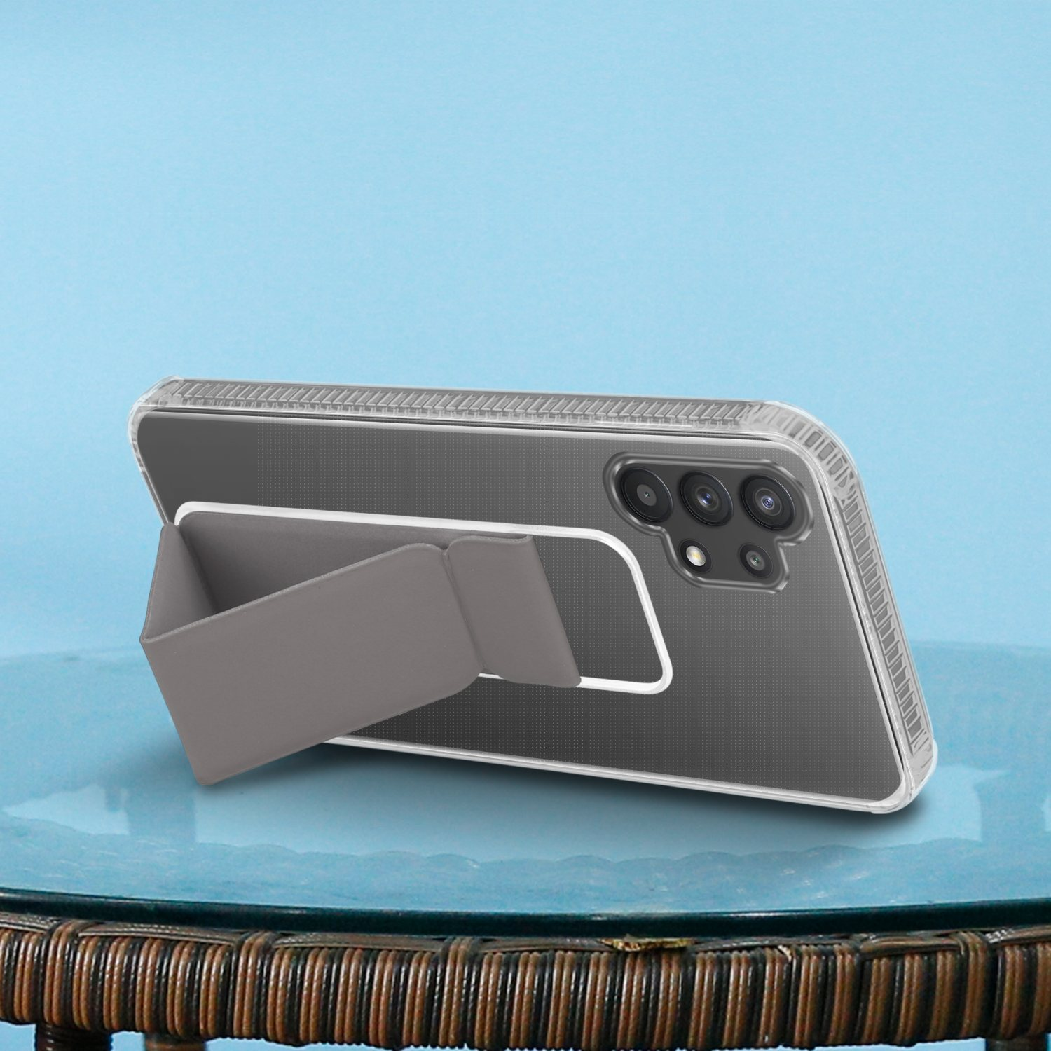 Ein Telefon in einer transparenten Hülle mit einem Ständer auf blauem Hintergrund. Das Telefon ist abgewinkelt.