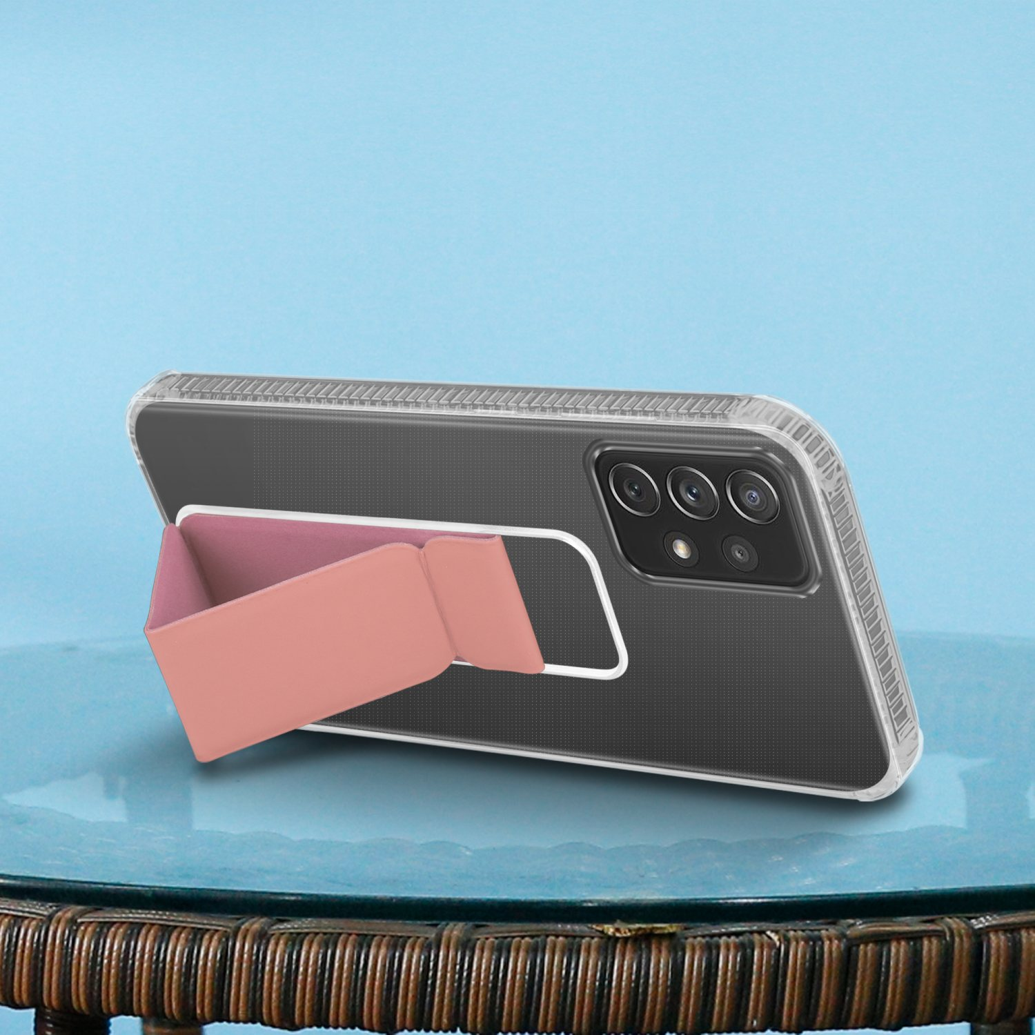 Transparente Handyhülle mit Telefon und pinkfarbenem Ständer auf blauem Hintergrund.