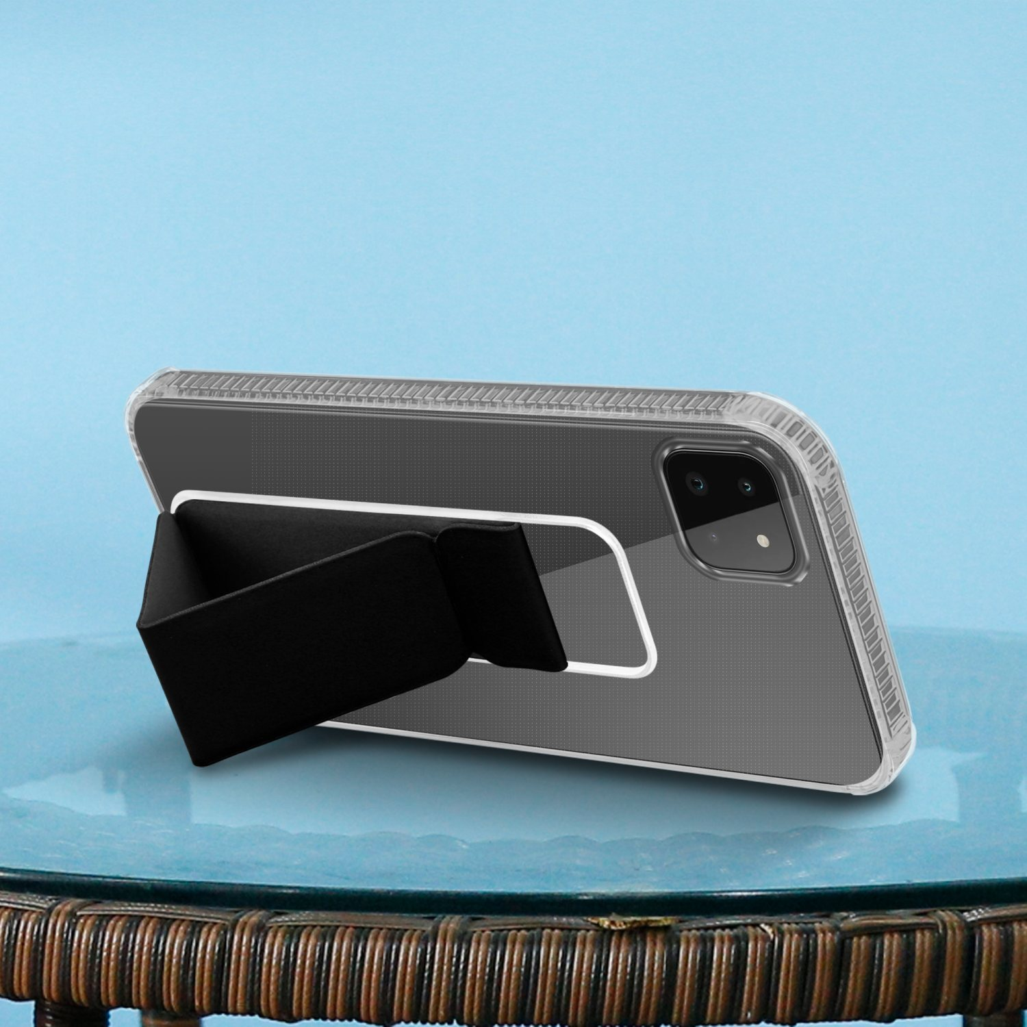 Telefon in klarer Hülle mit schwarzem Ständer. Hintergrund ist blau, und ein Tisch.