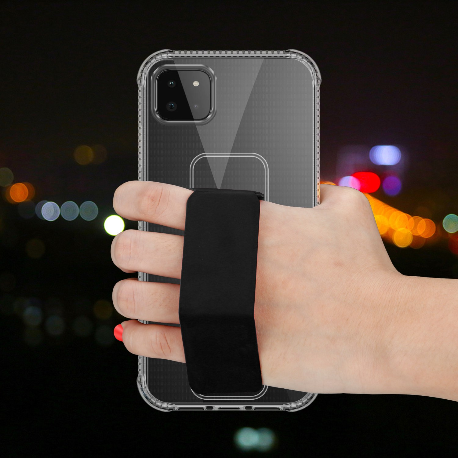 Hand hält transparente Handyhülle mit schwarzem Riemen, verschwommener Hintergrund.