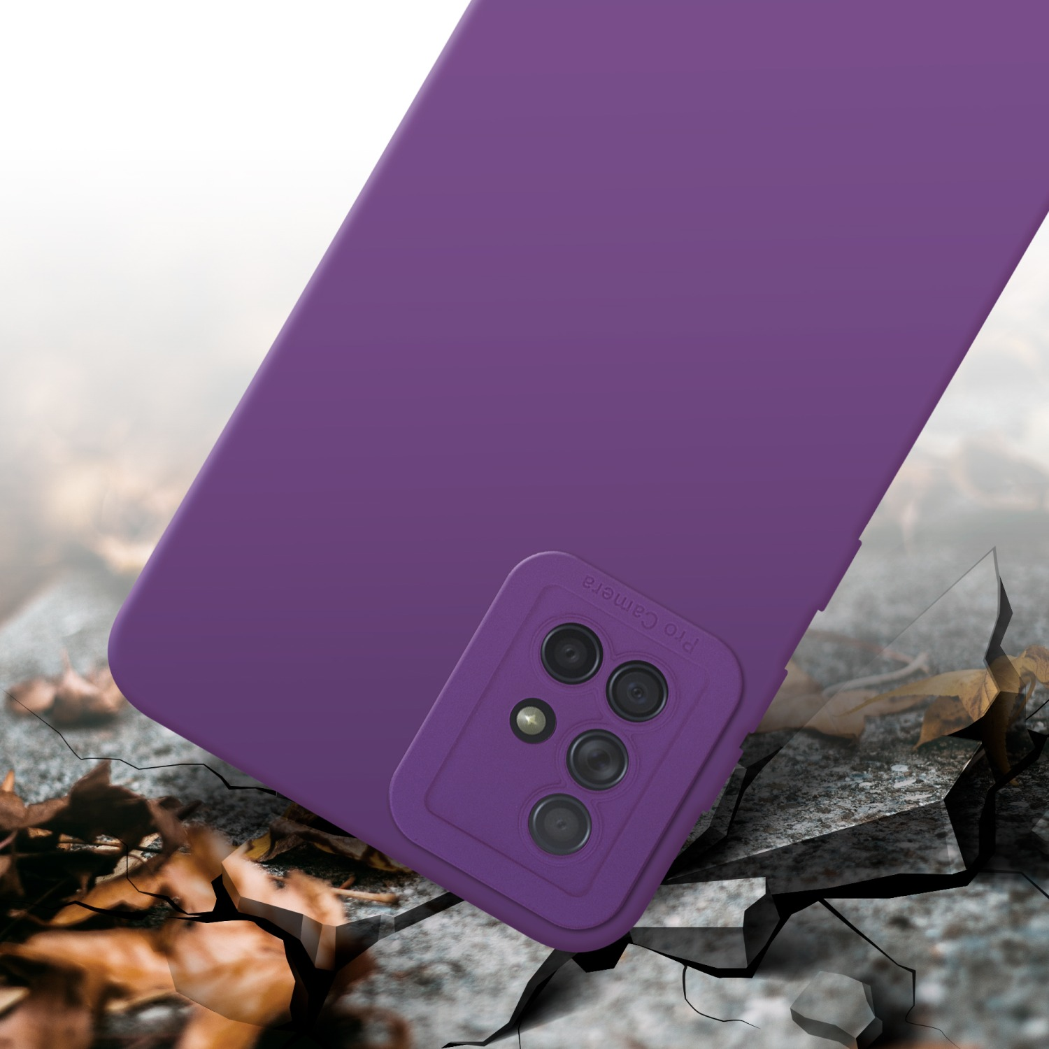 Una custodia per telefono viola con un rialzo per fotocamera è appoggiata su cemento rotto.