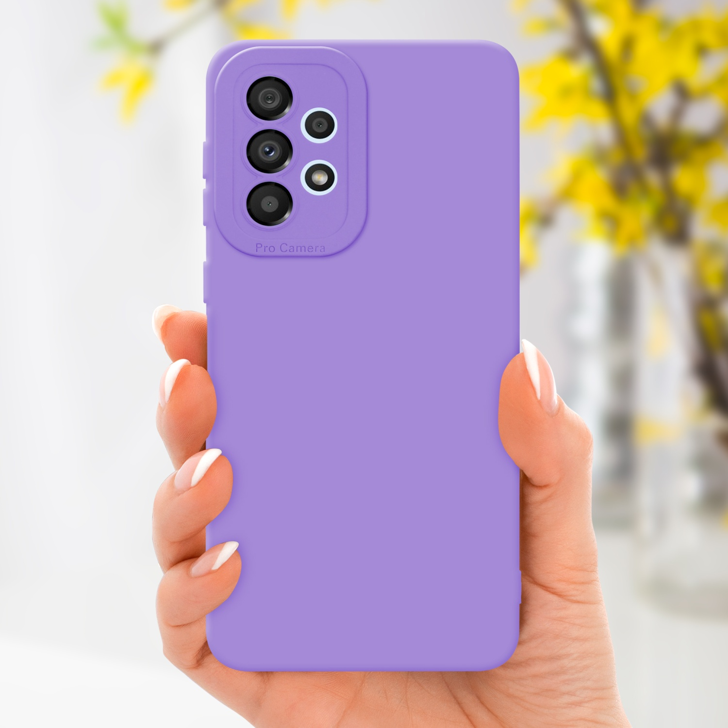 Mano che tiene una custodia per telefono viola con ritaglio per fotocamera. Fiori gialli sfocati sullo sfondo.