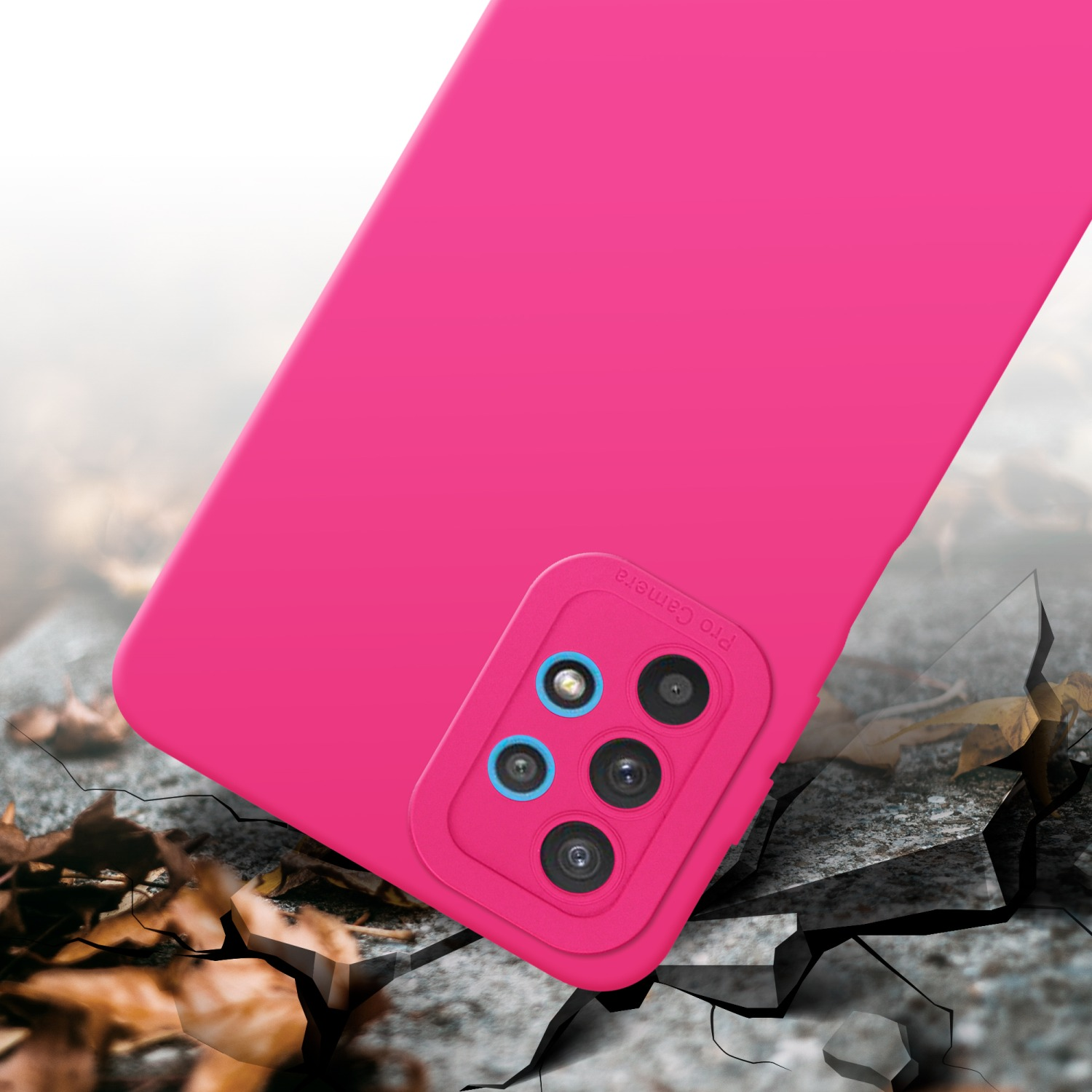 Custodia rosa, inclinata su terreno crepato. Modulo fotocamera con testo 'Pro Camera'.