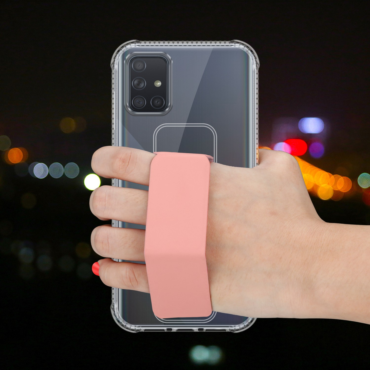 Hand hält Telefon in transparenter Hülle mit pinkfarbenem Band, vor dunklem Hintergrund.