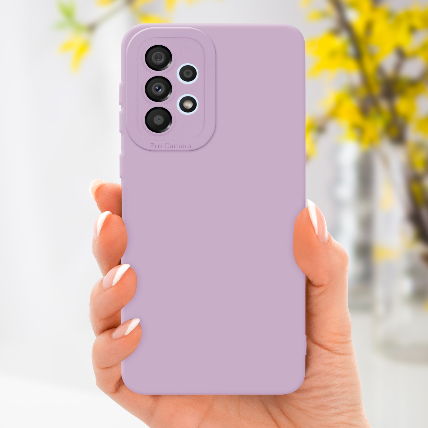 Mano che tiene una custodia lavanda con 'Pro Camera'. Sfondo fiori gialli sfocati.