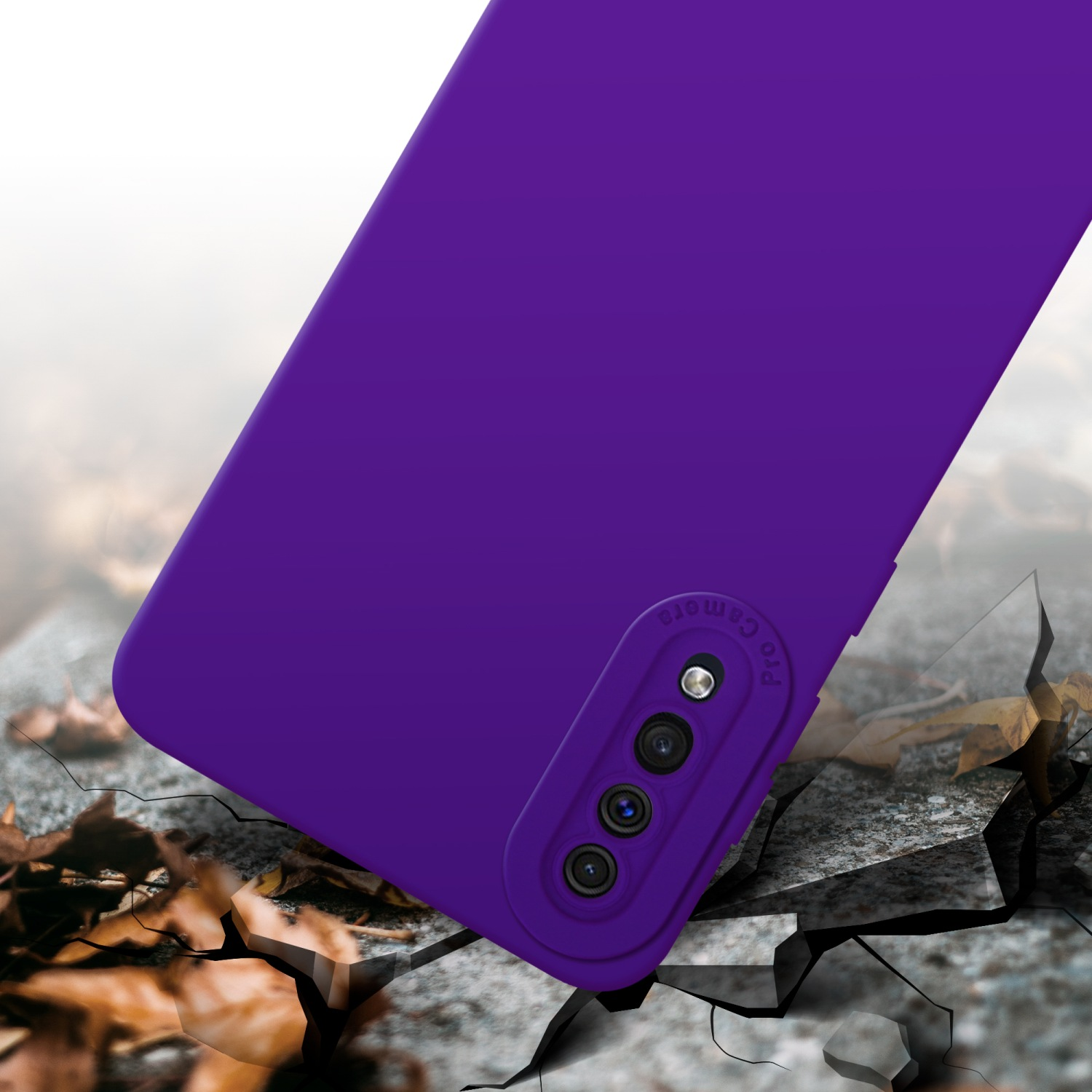 Custodia viola con tre fotocamere contro superficie fessurata con foglie.