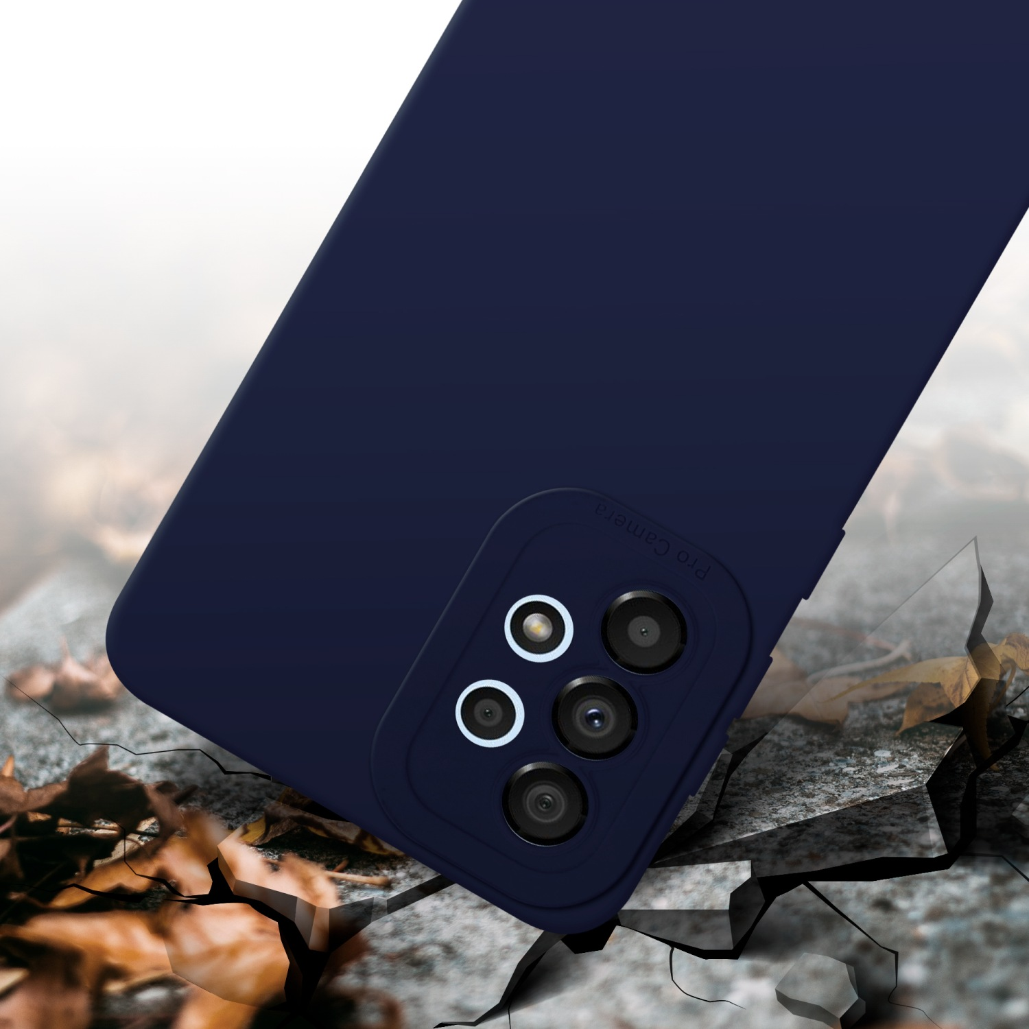Una custodia blu per telefono su una superficie incrinata, con una lente Pro Camera, foglie sparse intorno.