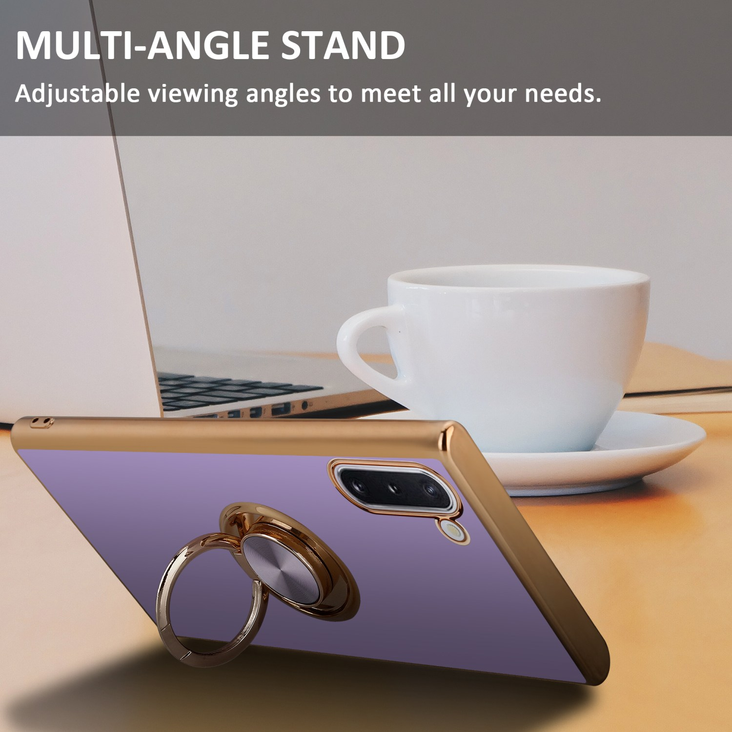 Custodia viola con supporto ad anello su un tavolo. Tazza bianca e laptop sullo sfondo.