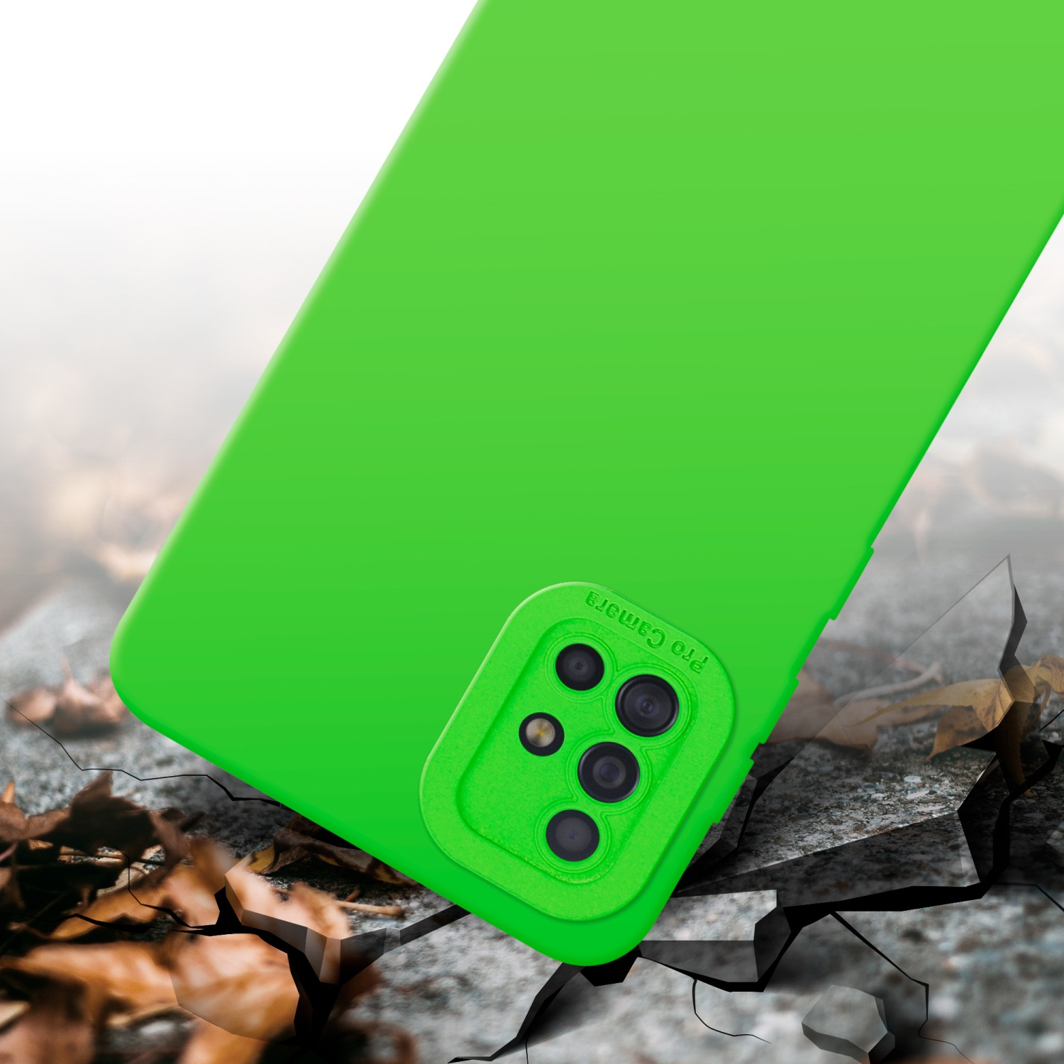 Coque verte sur surface craquelée. Bosse de caméra verte. Fond craquelé.