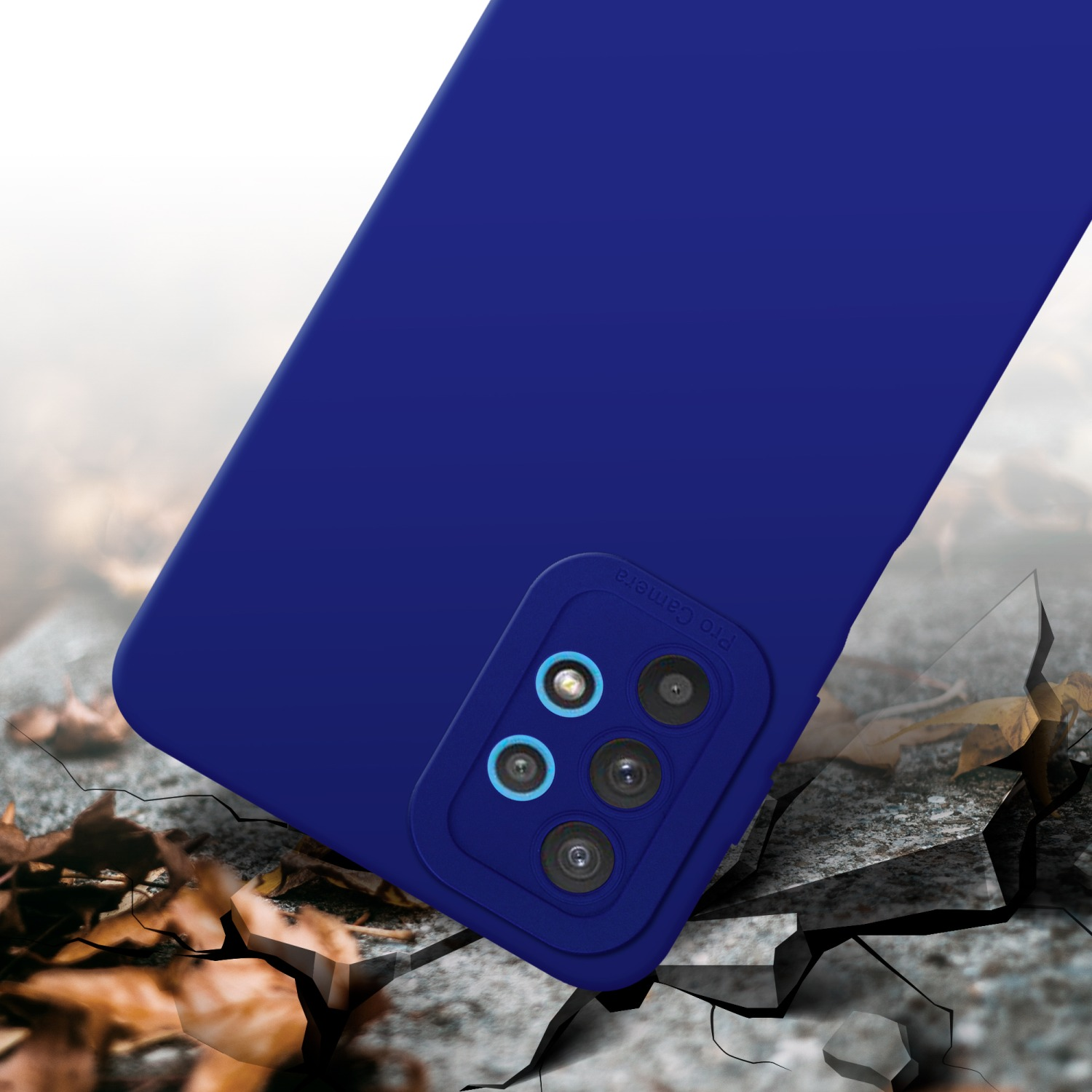 Custodia per telefono blu che cade su pietra rotta. Sfondo bianco.