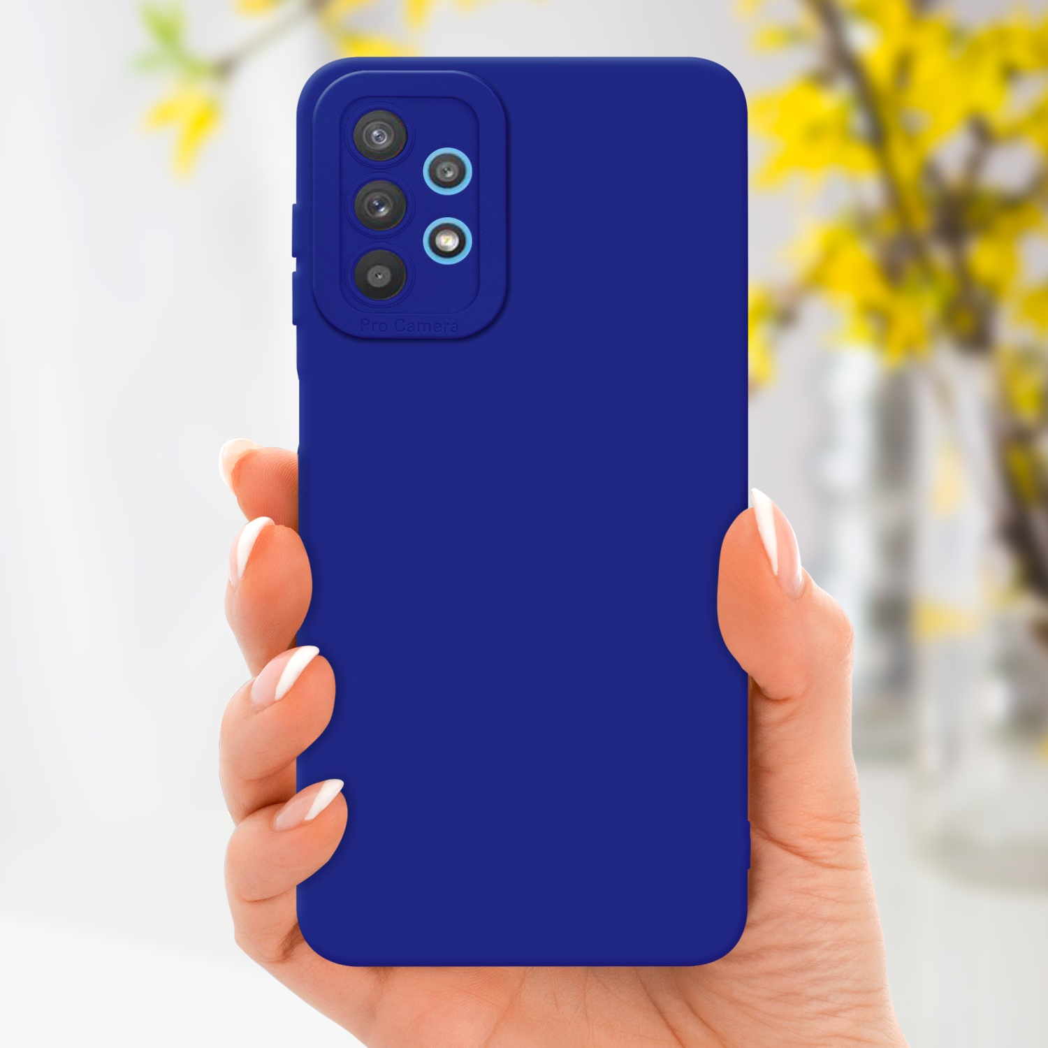Una mano che tiene una custodia blu per telefono. Fiori gialli sullo sfondo.