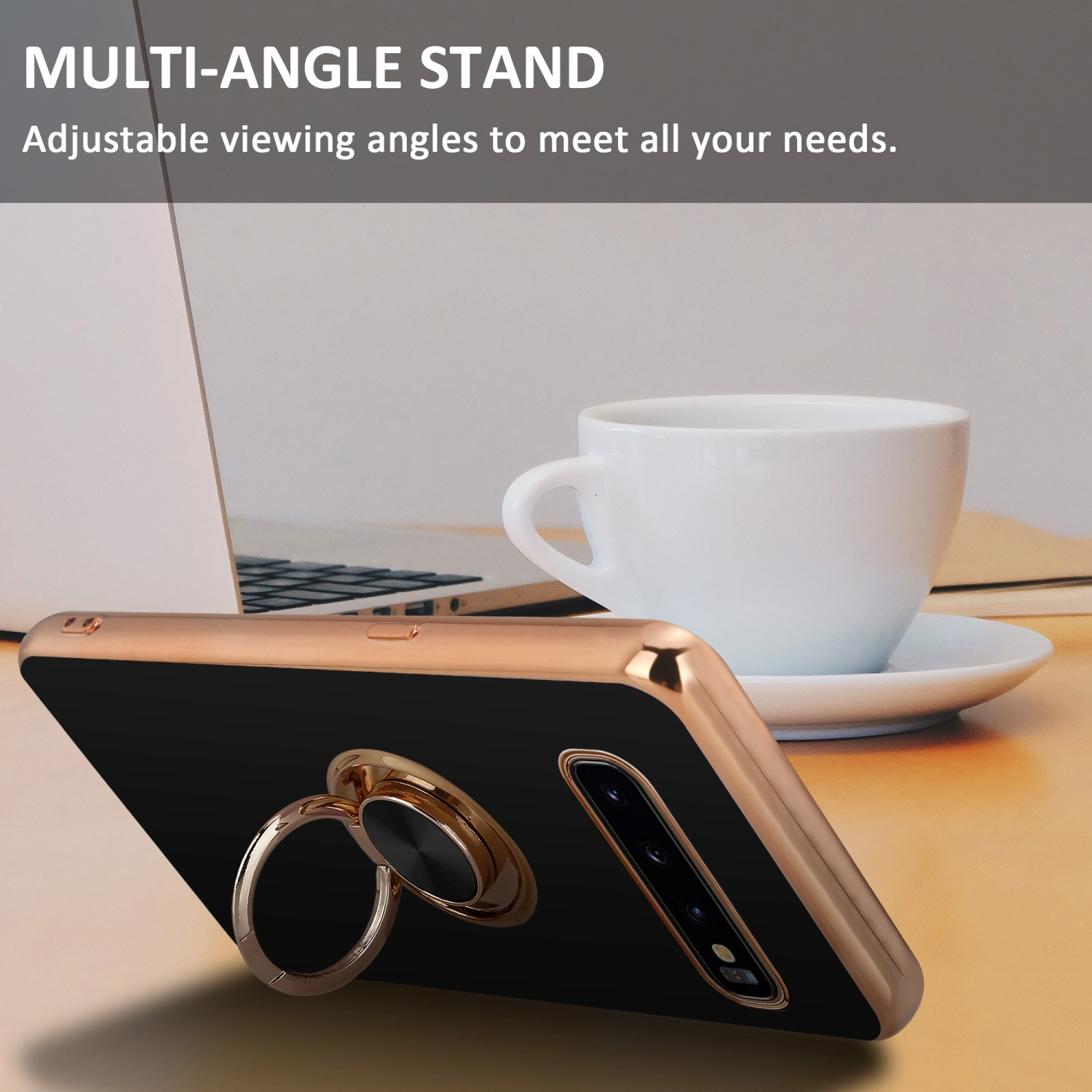 Custodia nera con supporto ad anello dorato su tavolo in legno. Tazza bianca e laptop sullo sfondo.