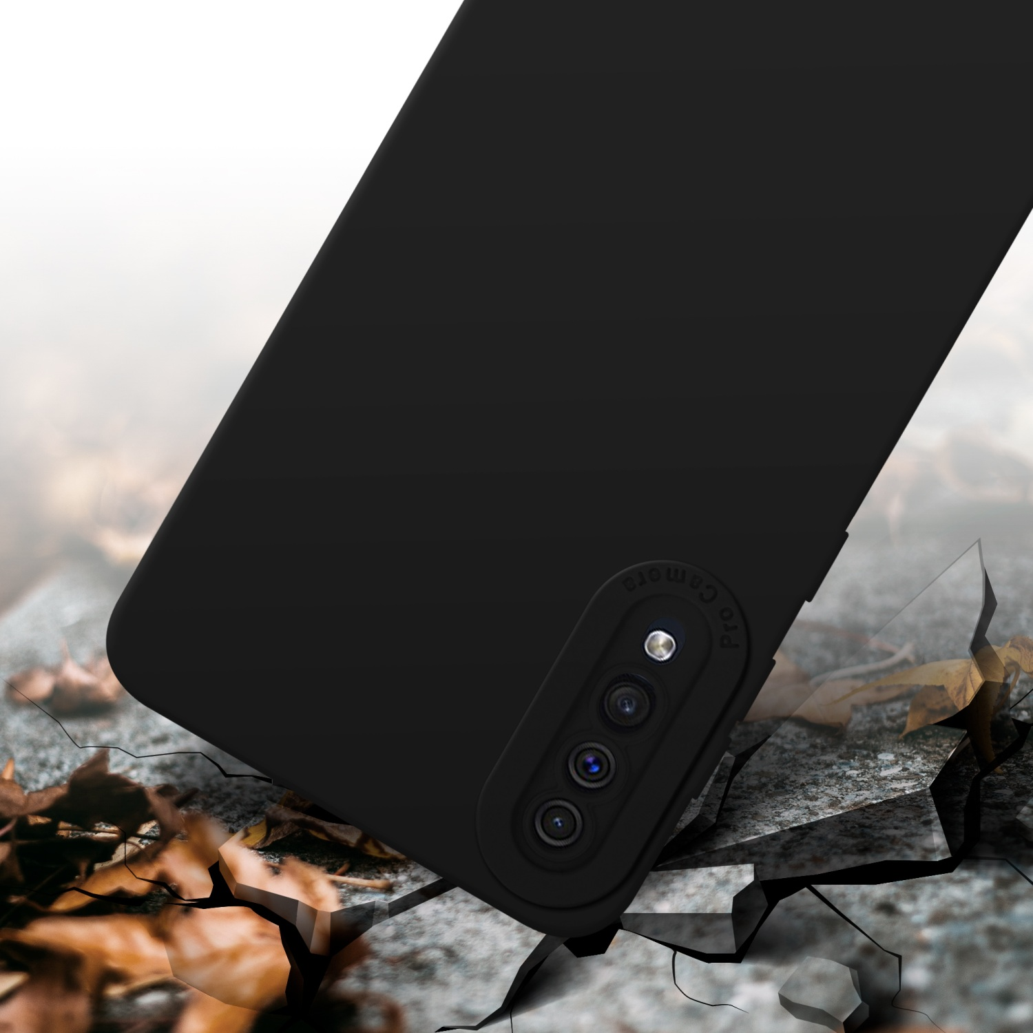Coque noire sur surface rugueuse, montrant les découpes de la caméra. Gros plan.