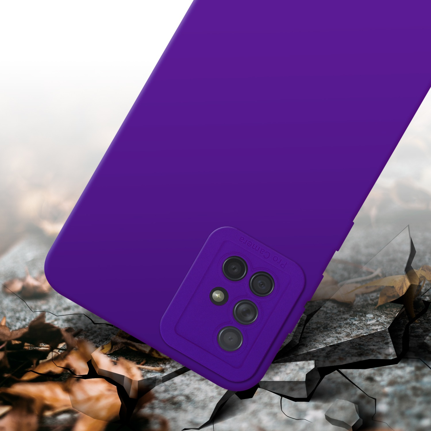 Coque de téléphone violette sur un sol fissuré. Arrière-plan : clair, flou et hors de mise au point.