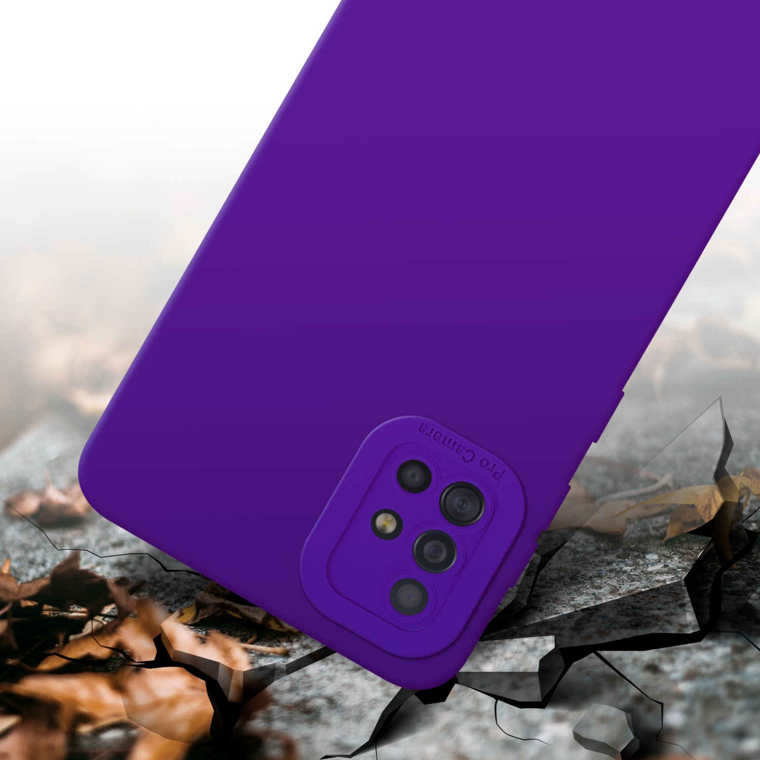 Custodia viola. Dettagli della fotocamera del telefono. Terreno con crepe in primo piano.