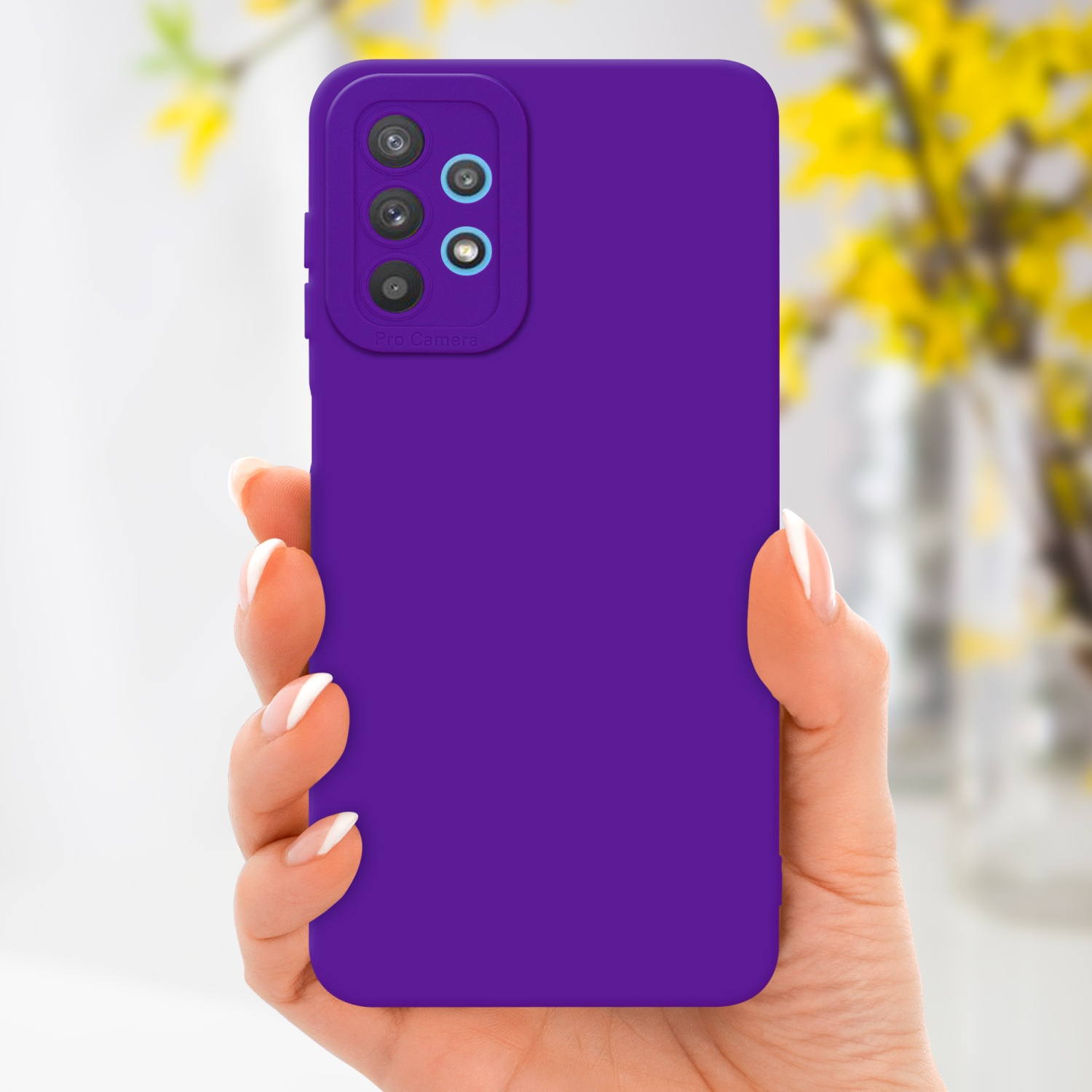 Una mano che tiene una custodia viola, fiori gialli sullo sfondo.