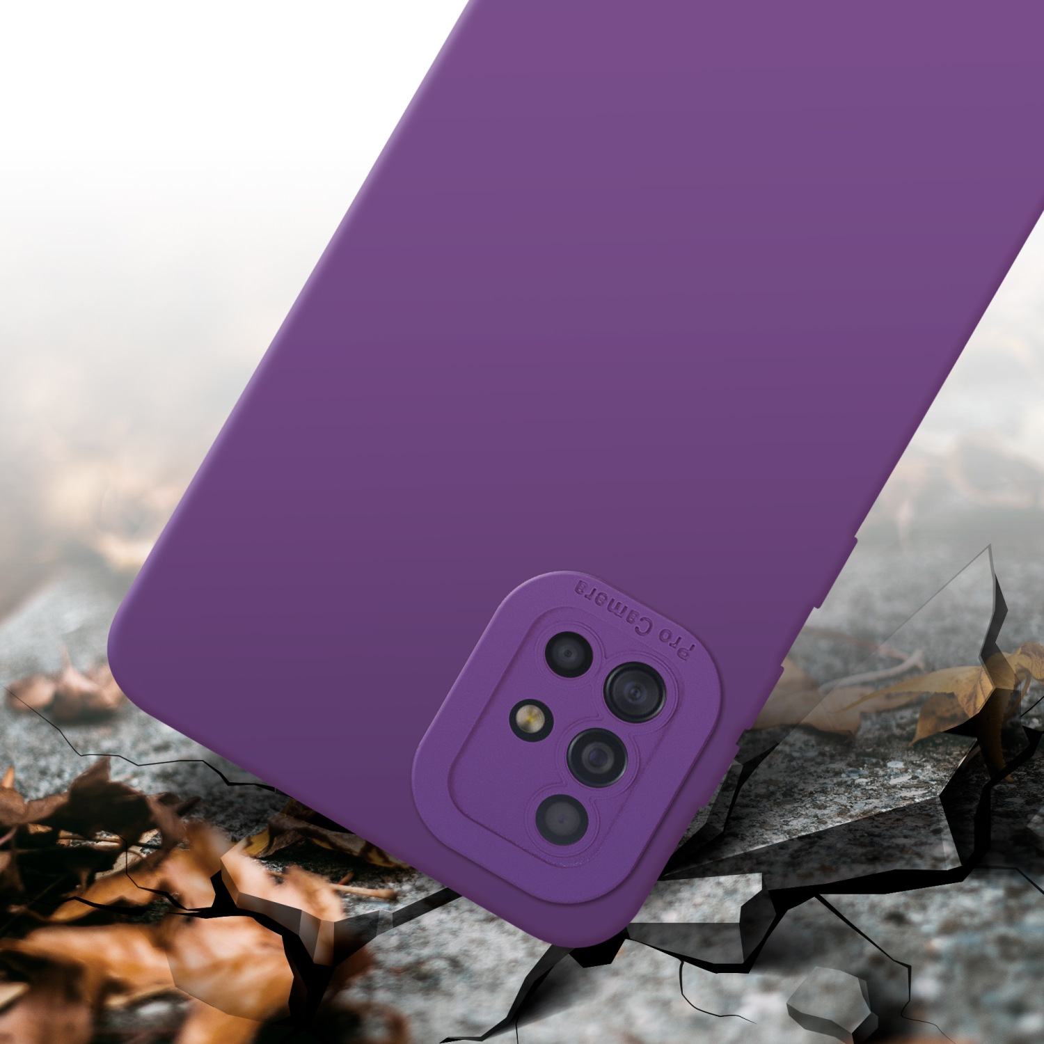 Coque de téléphone violette posée sur un sol cassé. La coque a une bosse pour la caméra.