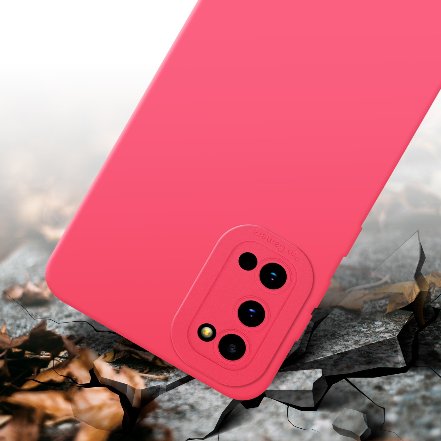 Étui rouge avec 'Pro Camera' sur surface craquelée, fond flou.
