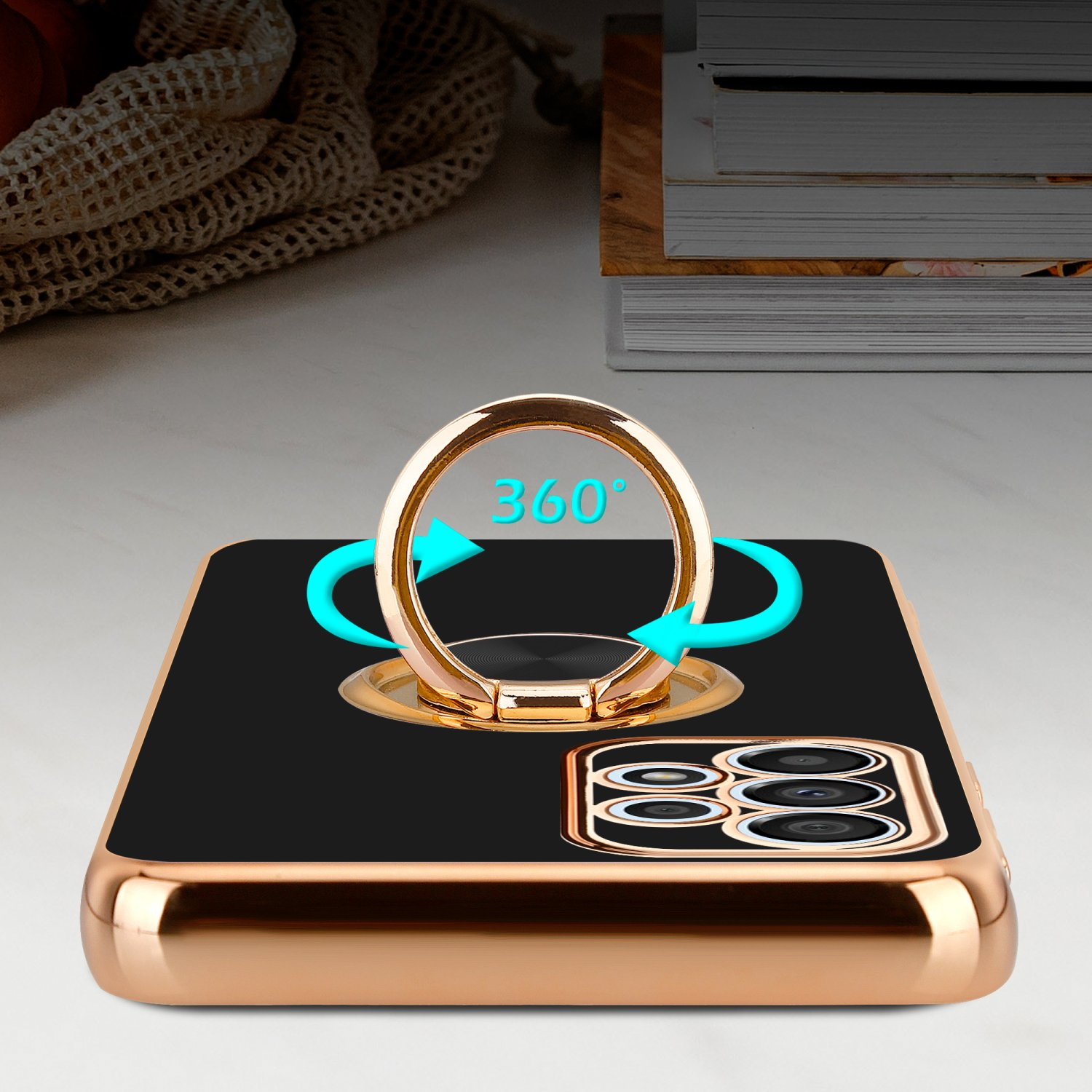 Un telefono in una custodia dorata con un anello, con frecce blu intorno all'anello, su una superficie.