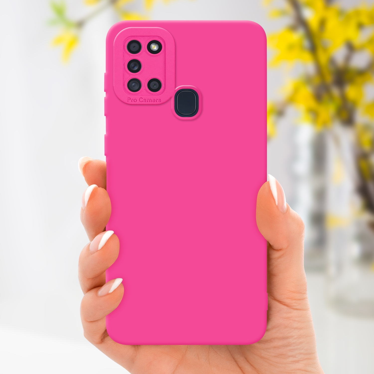 Une main tenant une coque rose avec une caméra pro.