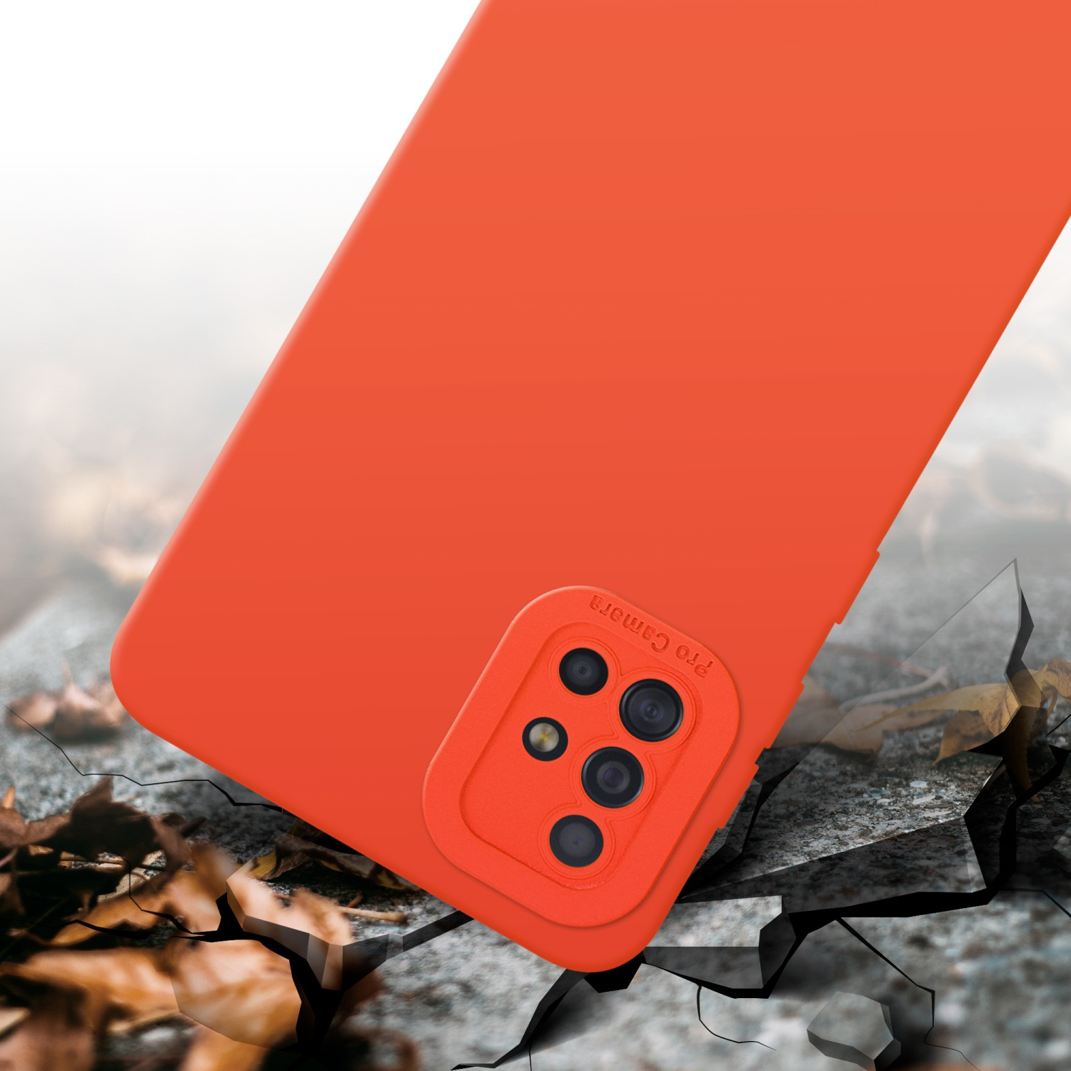 Coque de téléphone orange sur une surface fissurée. Arrière-plan flou.
