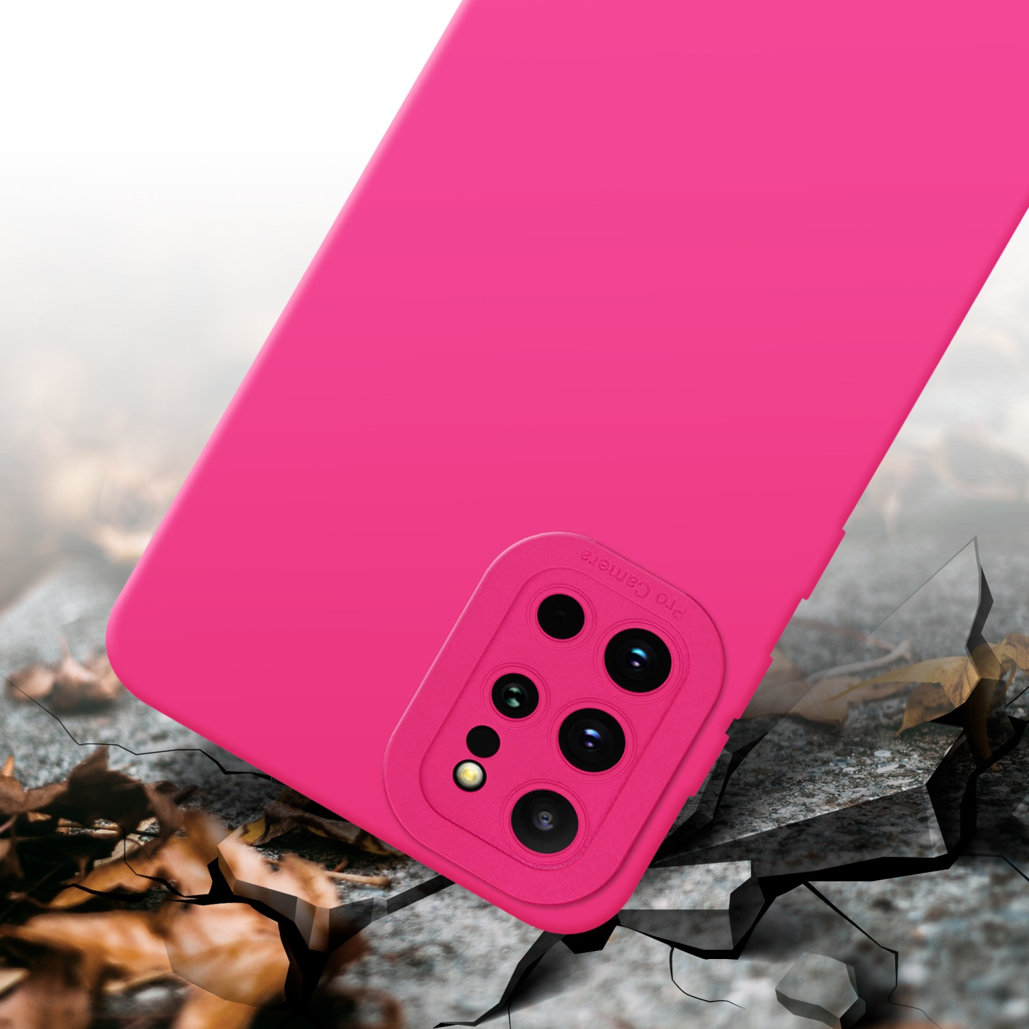 Un étui de téléphone rose avec une découpe pour l'appareil photo, sur une surface fissurée.