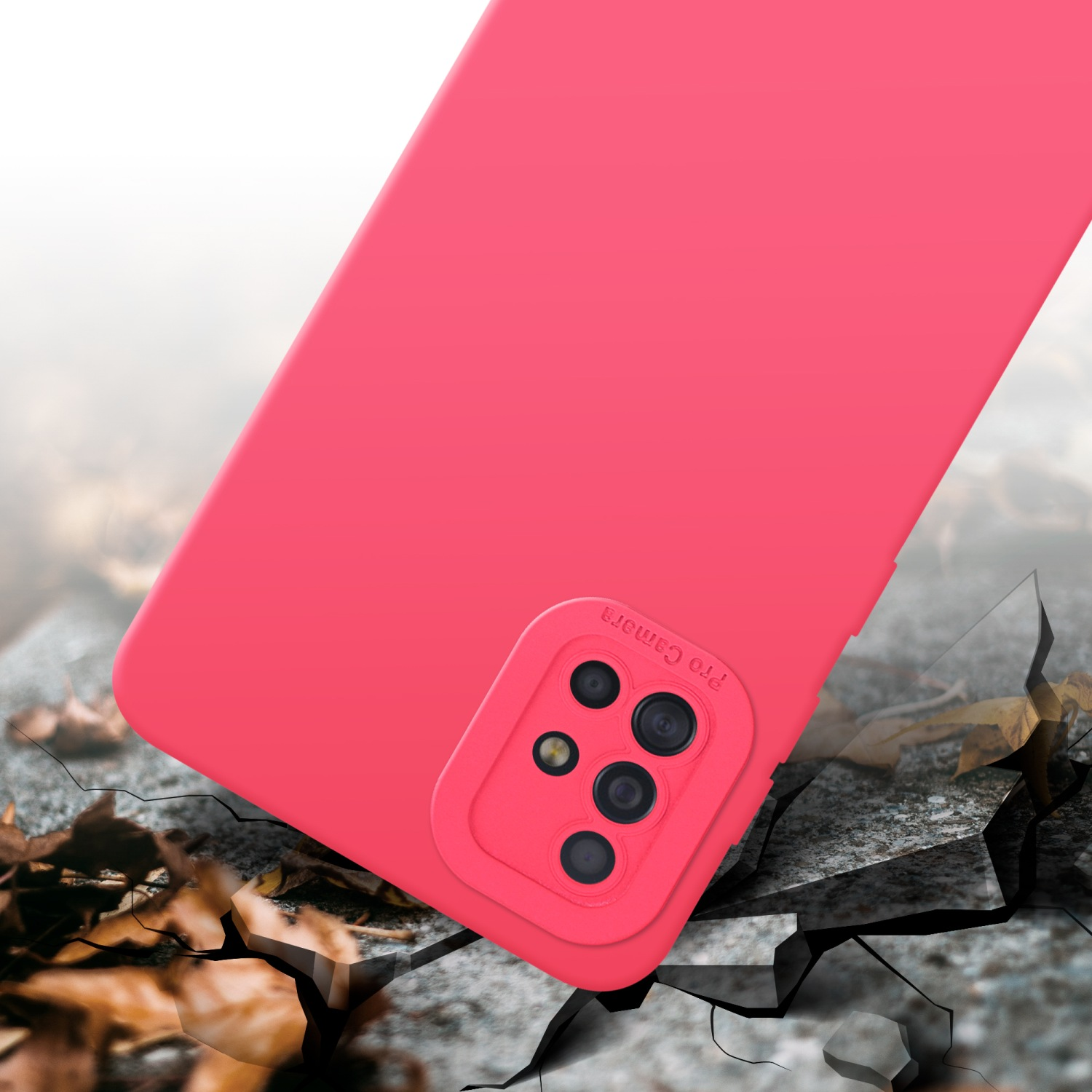 Une coque de téléphone rose sur une surface fissurée, avec un objectif Pro Camera et des feuilles autour.