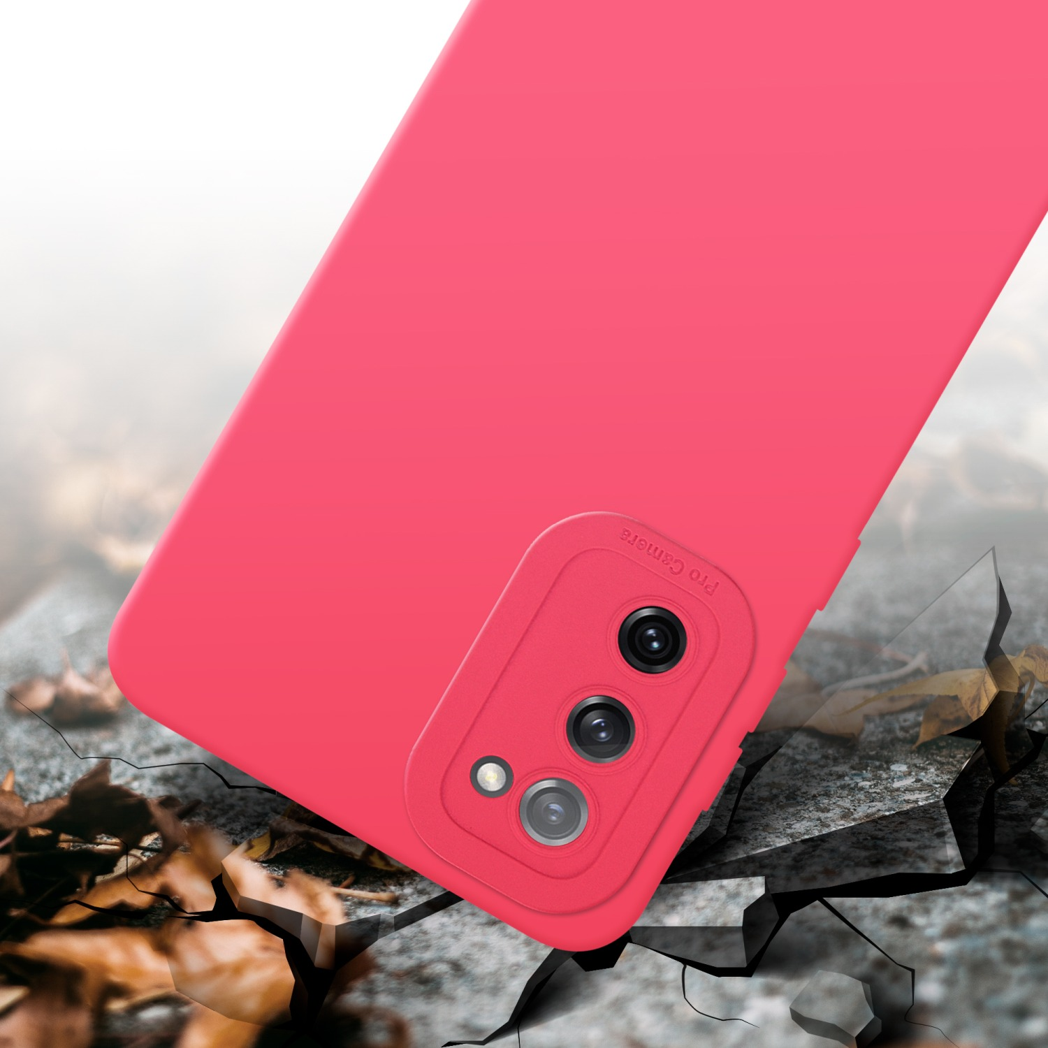 Una custodia rossa su una superficie screpolata. La custodia ha un design pro camera.