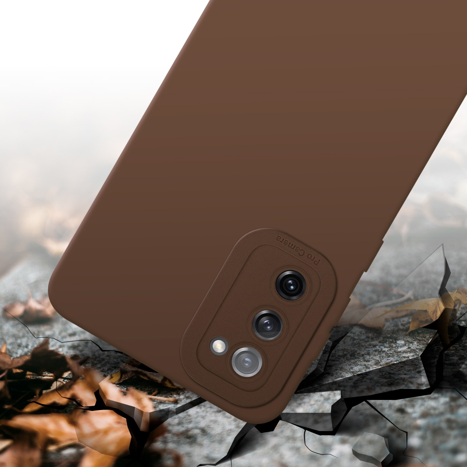 Una custodia per telefono marrone su una superficie incrinata con funzionalità di fotocamera professionale. Lo sfondo è sfocato.