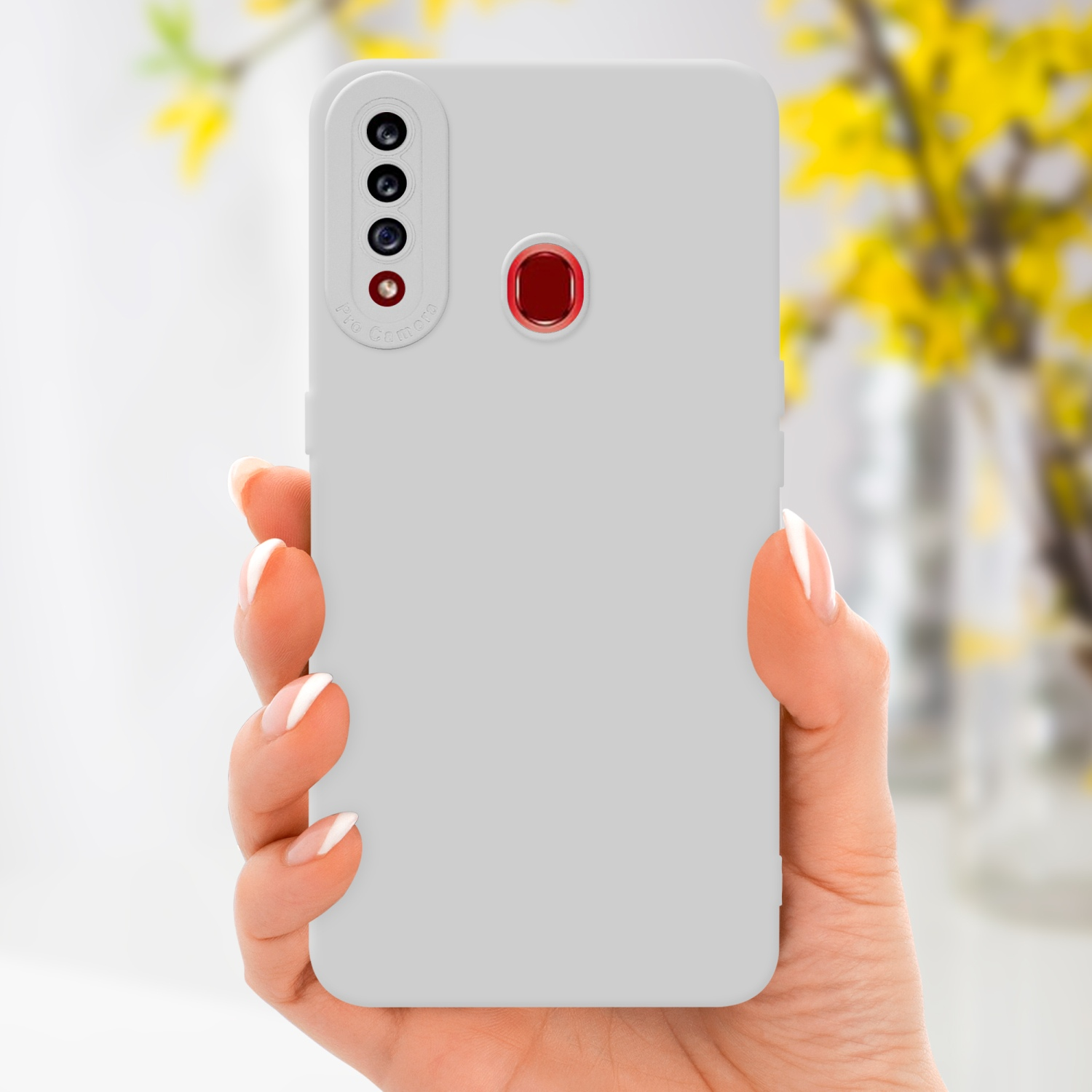 Una mano tiene una custodia per telefono grigio chiaro con una fotocamera e un cerchio rosso.