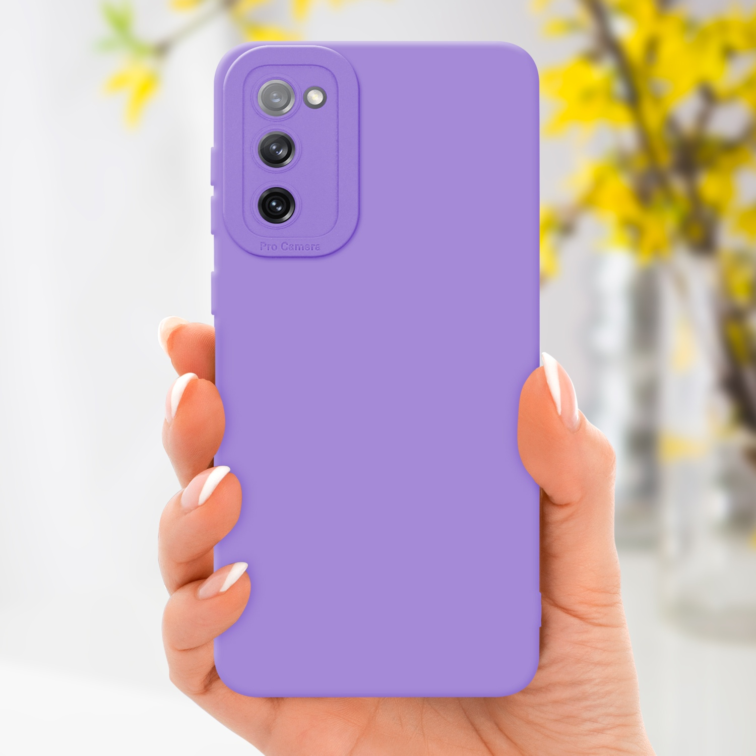 Una mano tiene una custodia lavanda per telefono. Fiori gialli sfocati sullo sfondo. Pro Camera visibile.