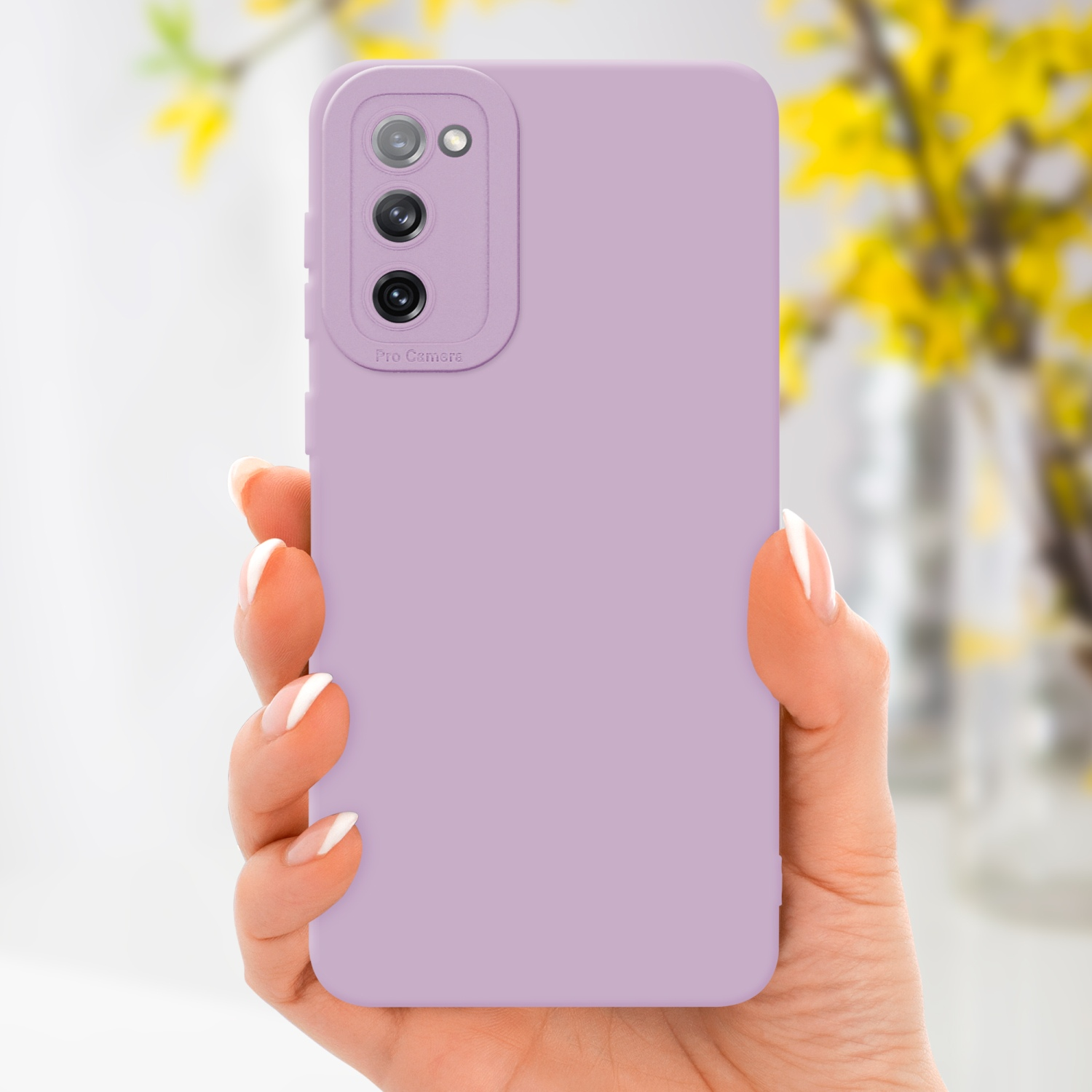 Una mano che tiene una custodia per telefono viola con un ritaglio per la fotocamera e uno sfondo di fiori gialli.