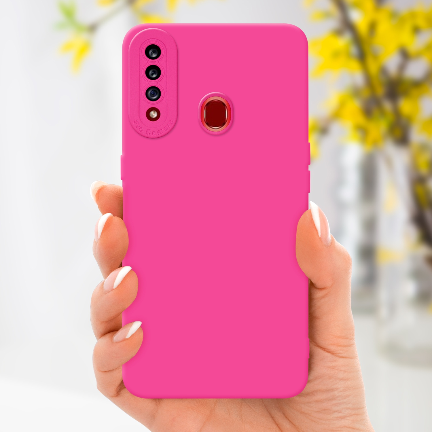 Una mano che tiene una custodia rosa. La custodia ha 4 fotocamere e si trova di fronte a uno sfondo sfocato.