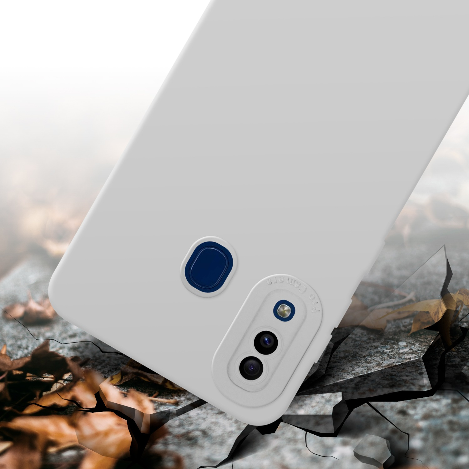 Una custodia per telefono bianca con dettagli blu dell'obiettivo della fotocamera su una superficie incrinata. Lo sfondo è sfocato.