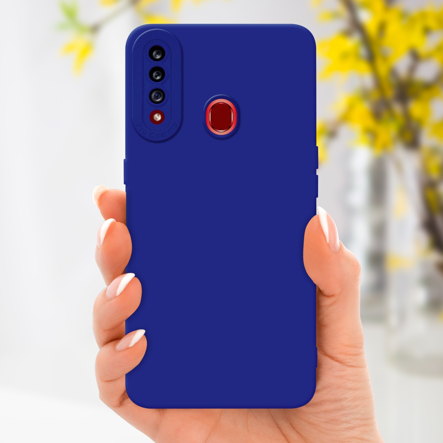 Custodia per telefono blu. Una mano che tiene il telefono. Fiori gialli sullo sfondo. Dettaglio fotocamera rosso.