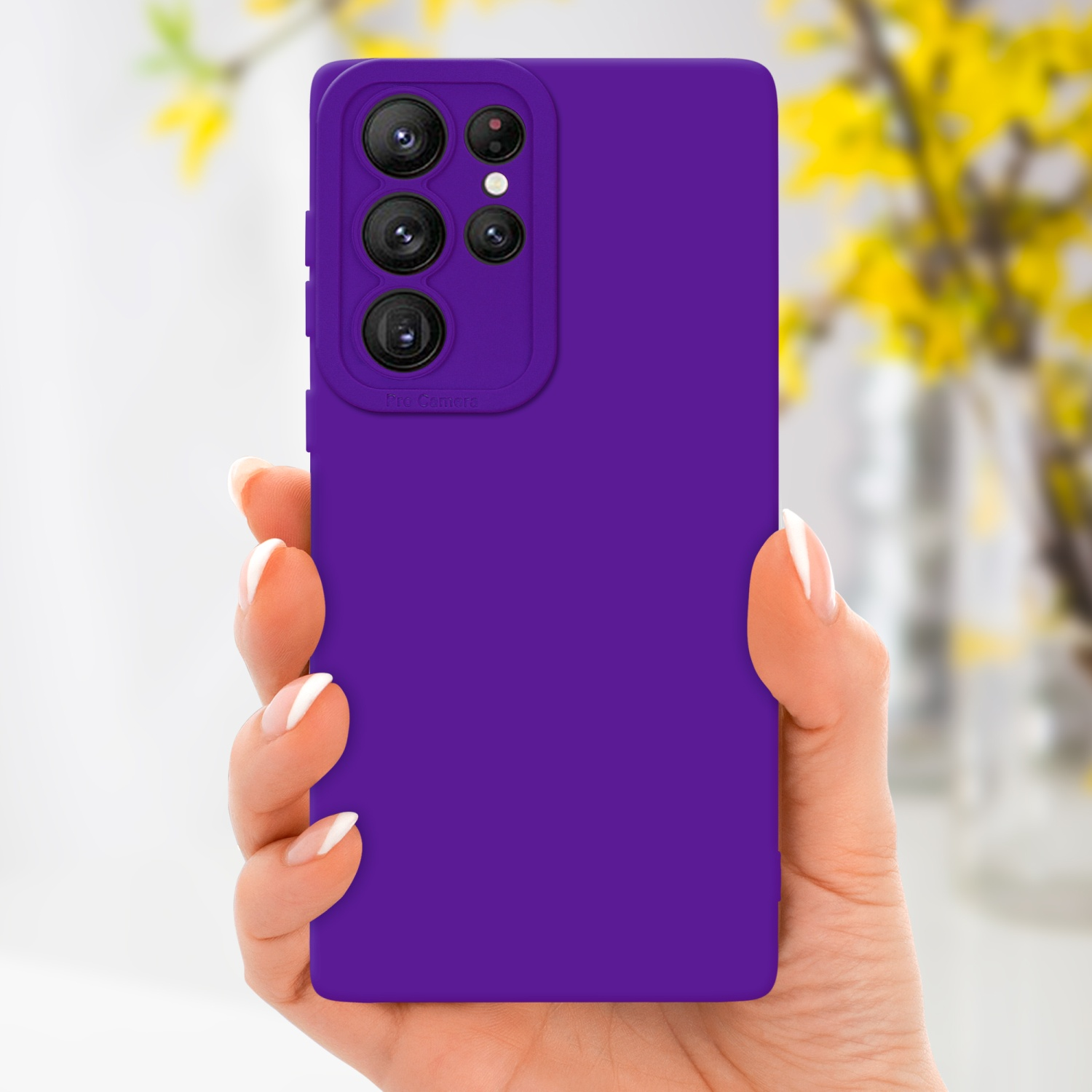 Une main tenant une coque de téléphone violette. La coque couvre l'arrière du téléphone et a une bosse pour la caméra.