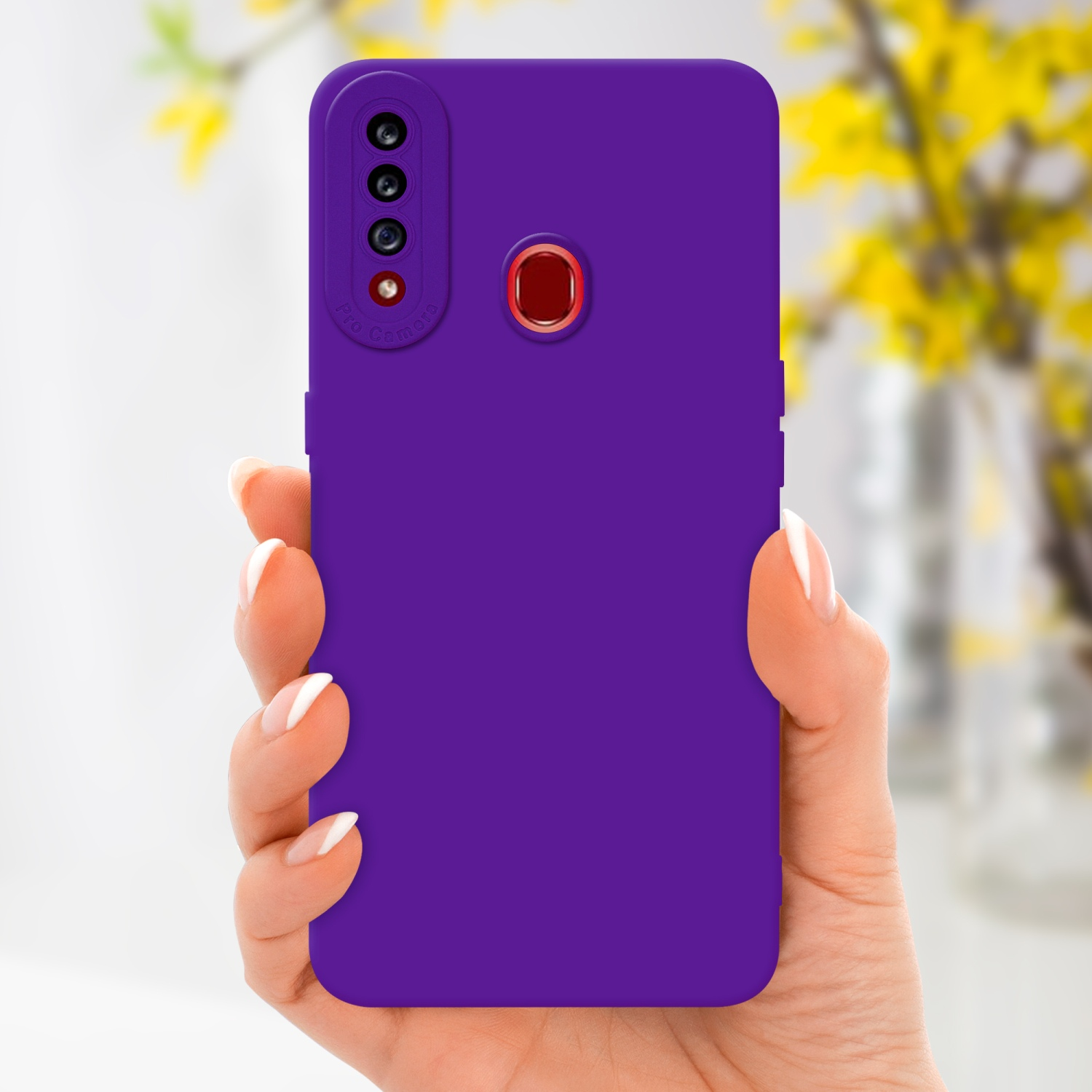 Mano che tiene una custodia viola. Fiori gialli sullo sfondo. La fotocamera del telefono è visibile.