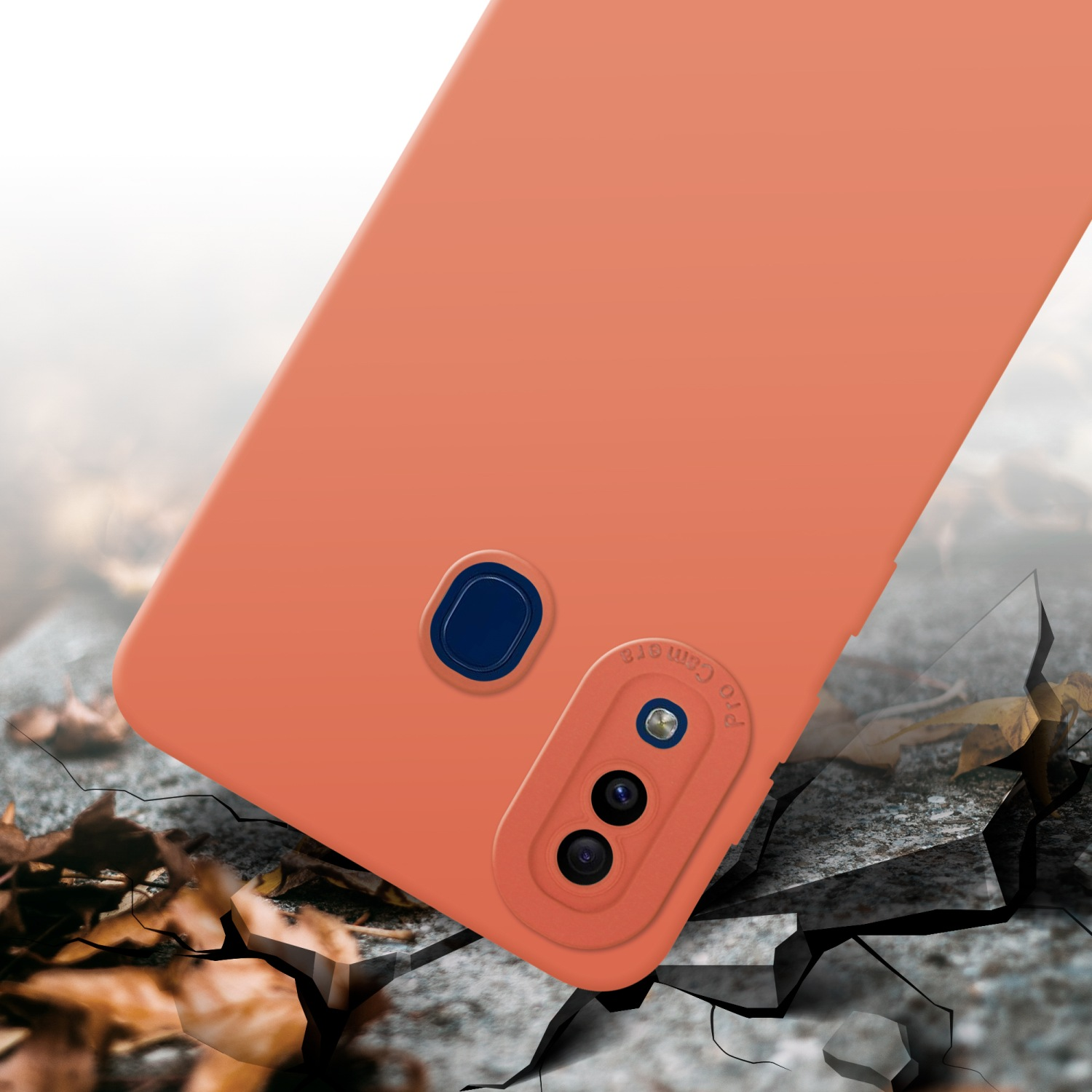 Custodia arancione con rilievo della fotocamera su superficie incrinata.